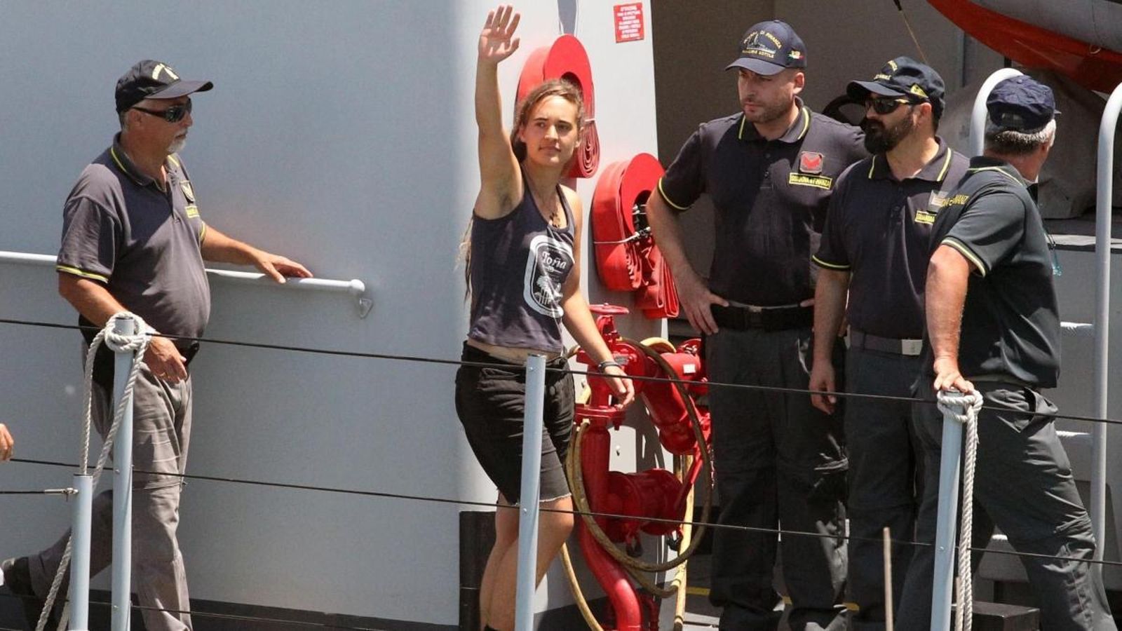 La capitana del Sea Watch 3 saluda en arribar a Porto Empedocle aquest dilluns, abans de dirigir-se a declarar a Agrigento