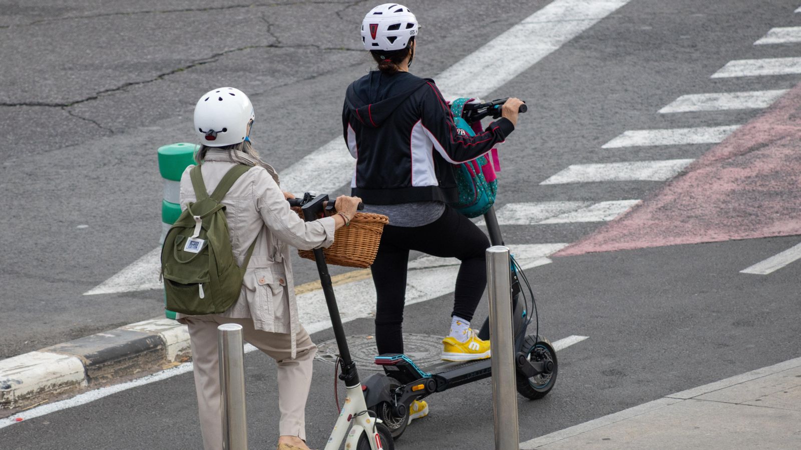 Dos usuàries de patinet a València, en una imatge d'arxiu