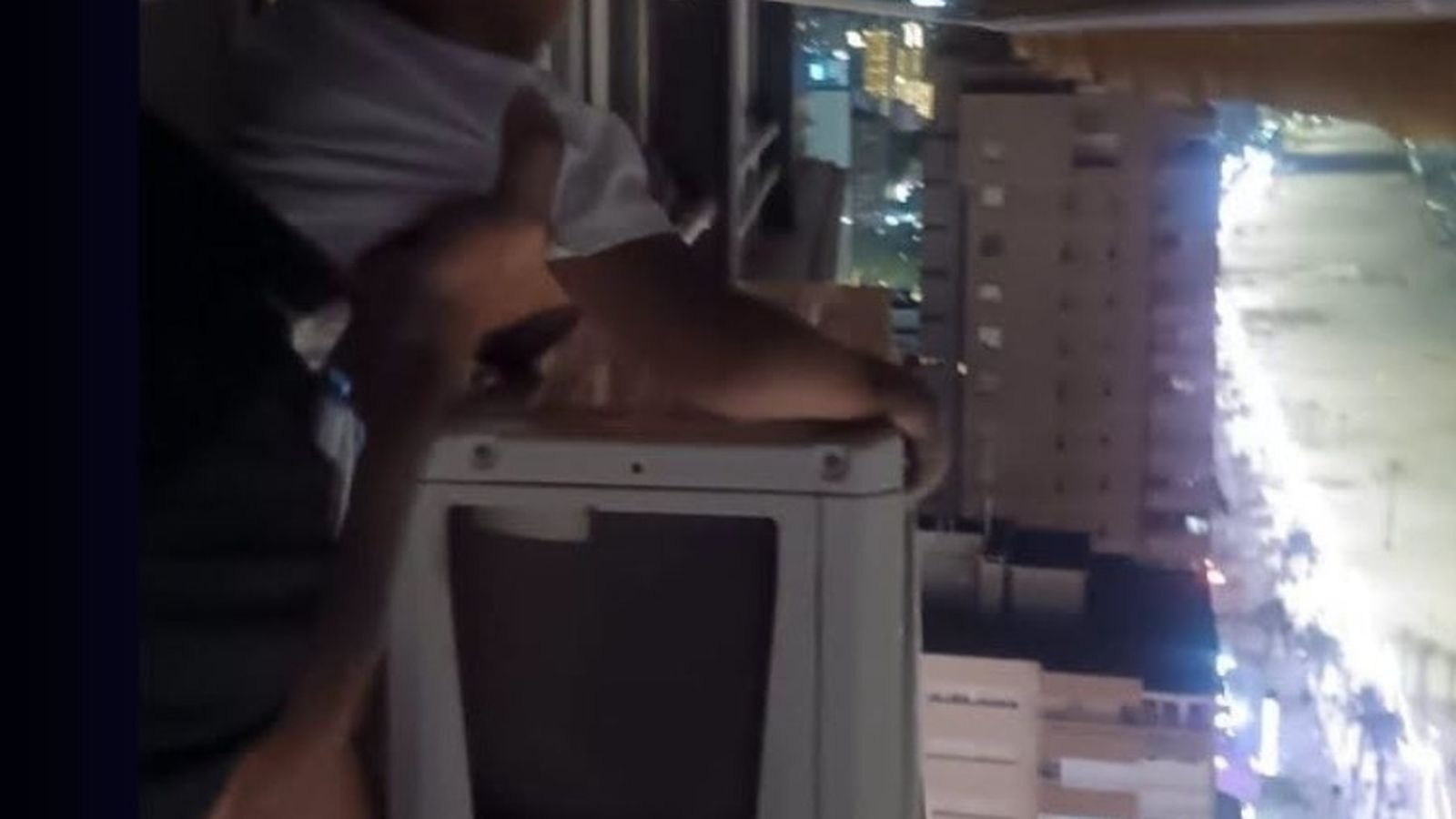 La Policia rescata un xiquet que estava sobre un aparell d’aire condicionat al pis 21 i deté el pare