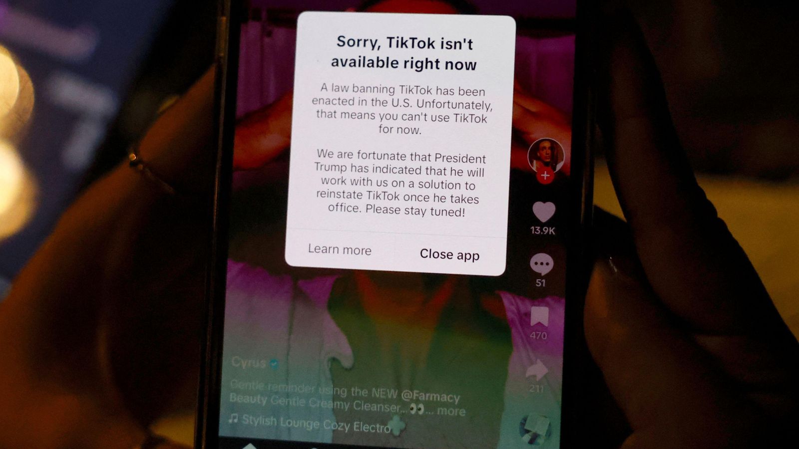 Una dona mostra el seu TikTok després que deixara de funcionar als Estats Units Una dona mostra el seu TikTok després que deixara de funcionar als Estats Units