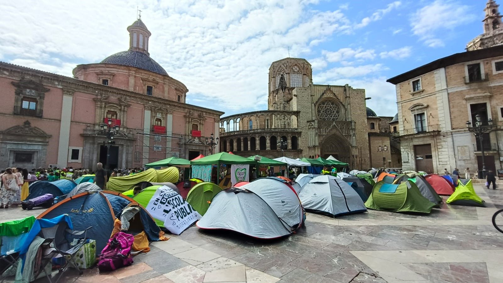 Acampada de tendes dels docents en vaga a la plaça de la Mare de Déu, este dimecres