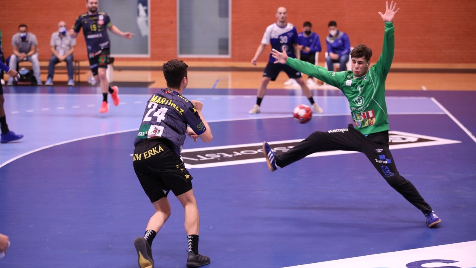 Robert Rodríquez tracta d'aturar el llançament d'un rival