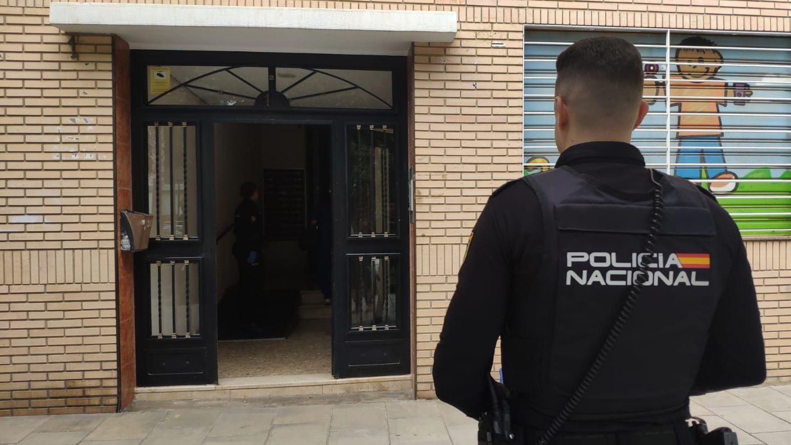 L'entrada de l'edifici on han ocorregut els fets