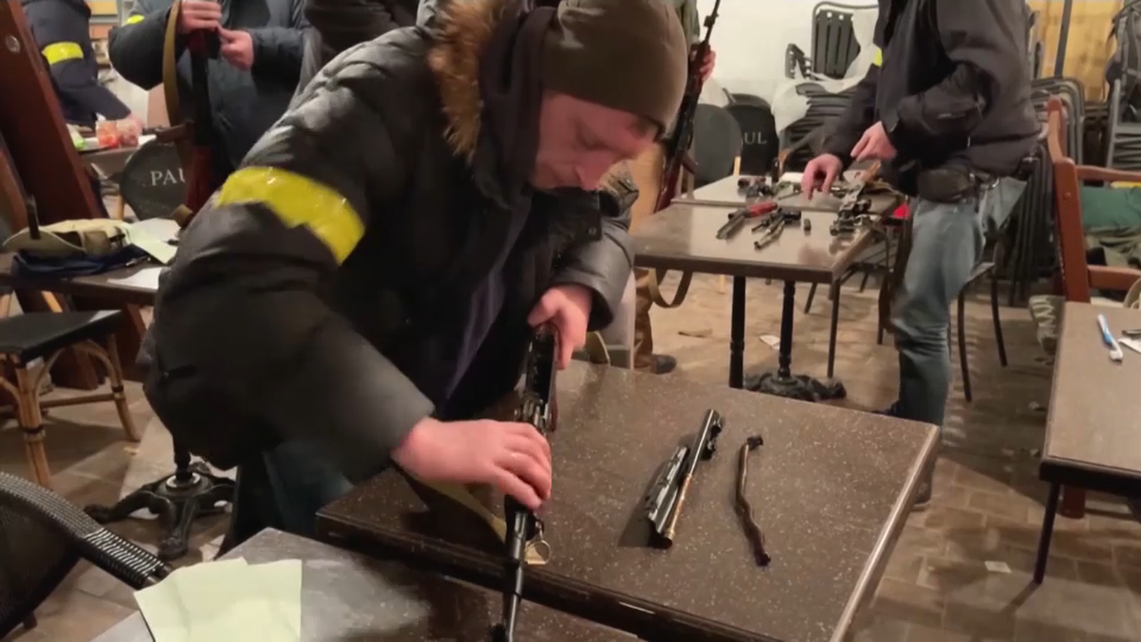 Els militars ucraïnesos preparen les armes