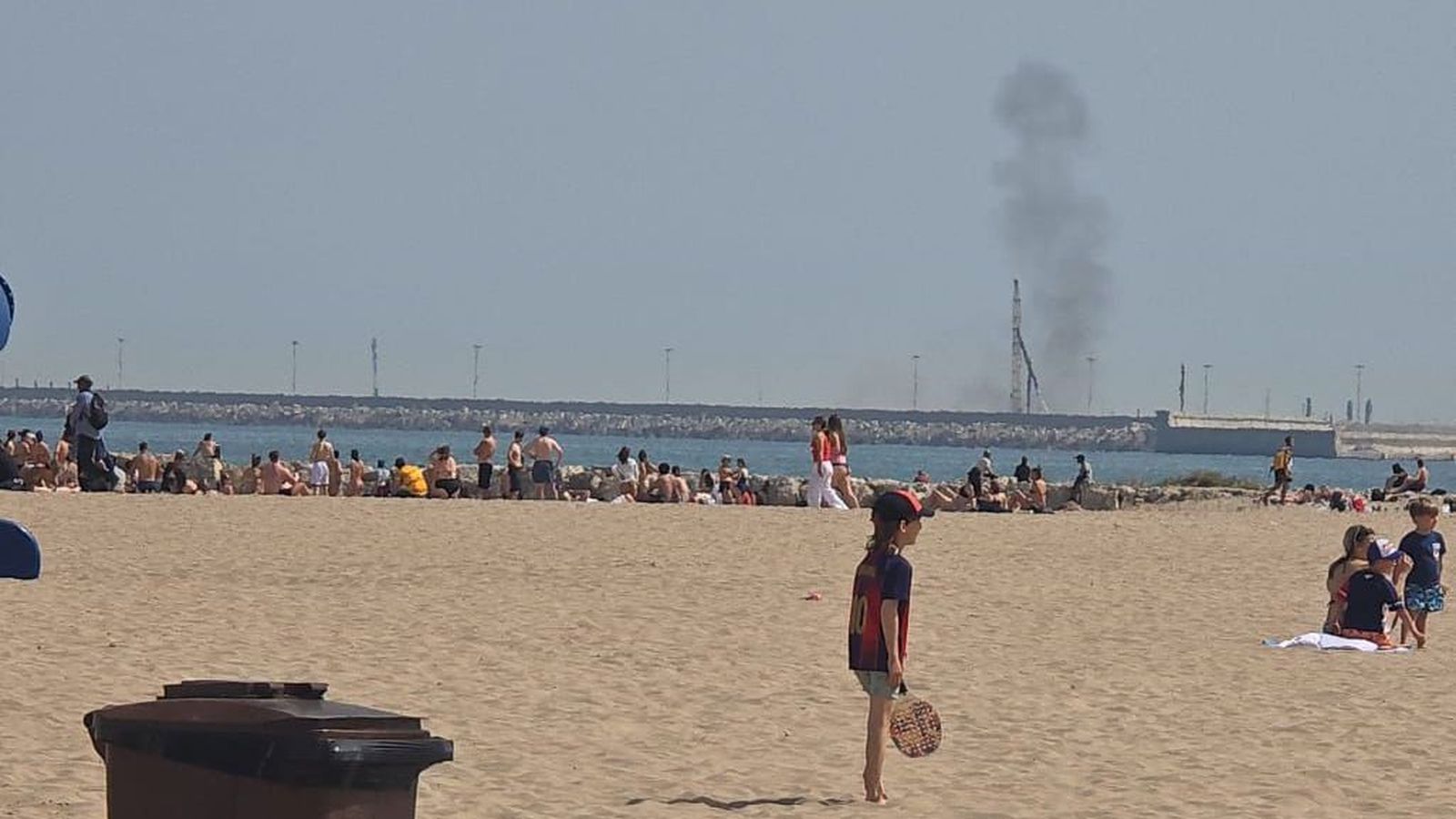 L’explosió ha generat una columna de fum visible des de diversos punts del litoral, com la platja de la Patacona