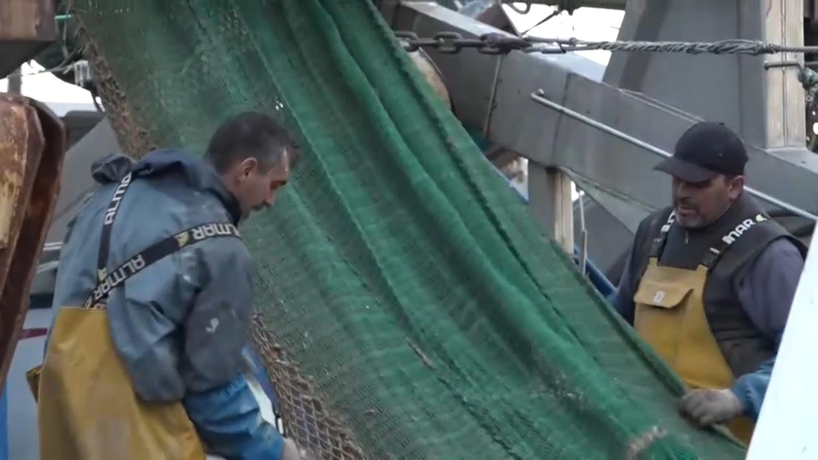 Mariners treballen amb la xarxa d'arrossegament