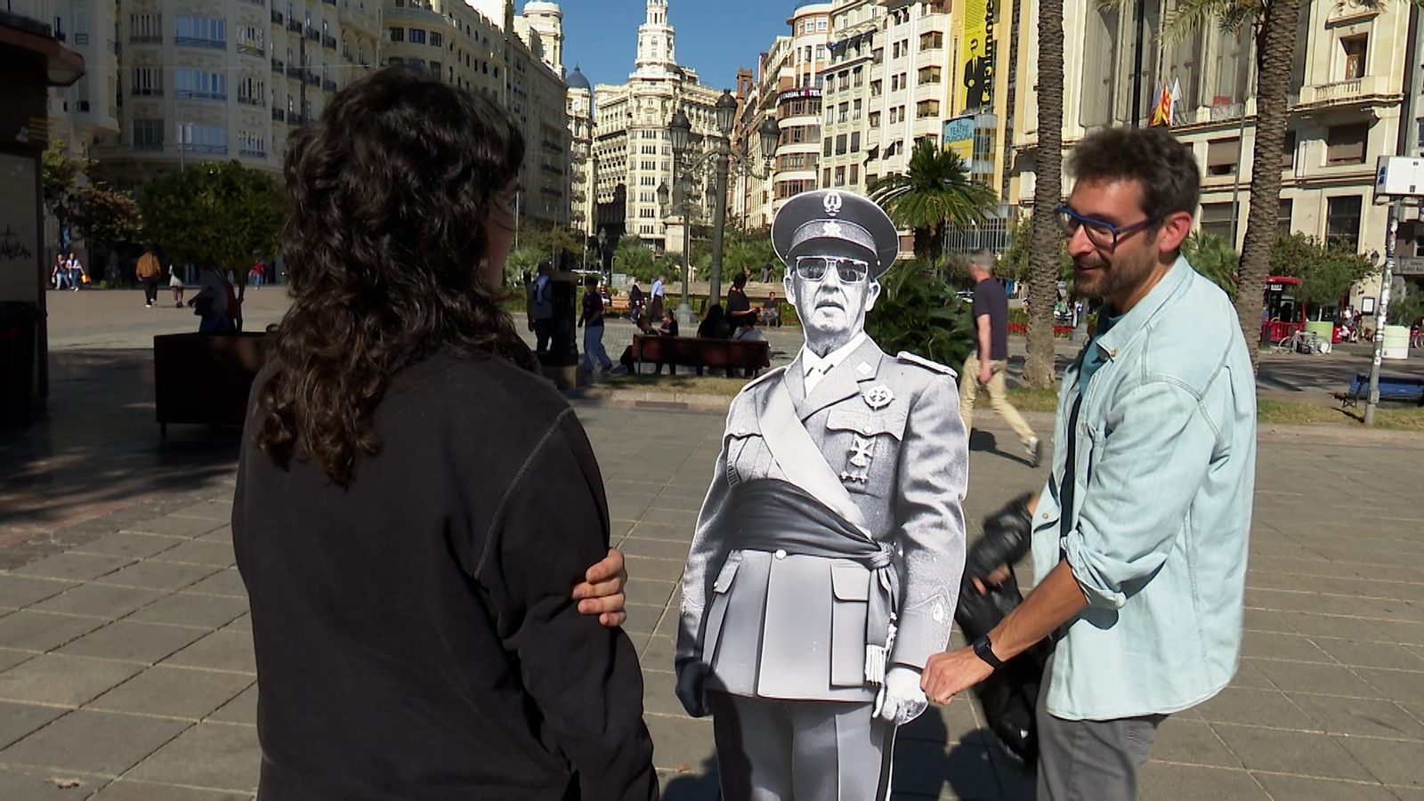 José Molins, de l'equip d'El retrovisor ha ixit al carrer a preguntar als ciutadans si 'Franco encara està present?' El resultat es podrà vore este dissabte a les 21:45 hores