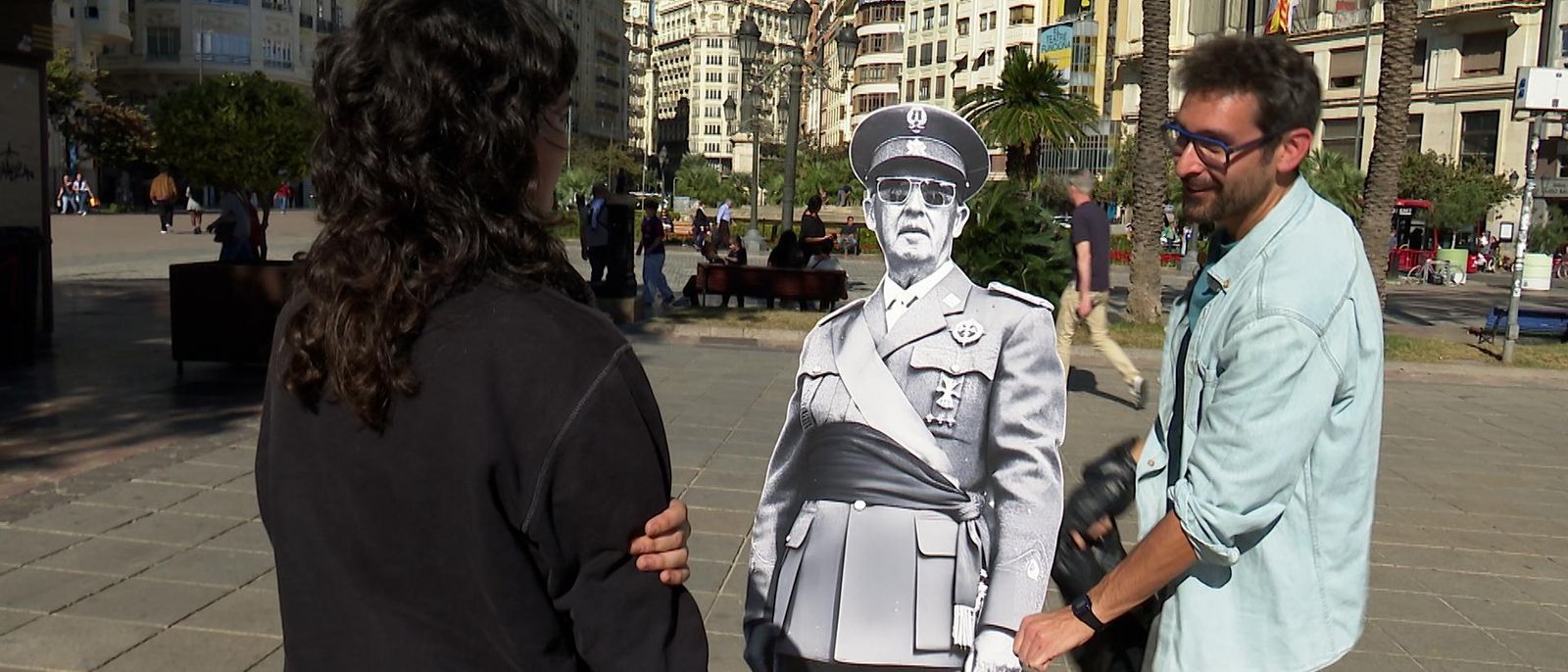 José Molins, de l'equip d'El retrovisor ha ixit al carrer a preguntar als ciutadans si 'Franco encara està present?' El resultat es podrà vore este dissabte a les 21:45 hores