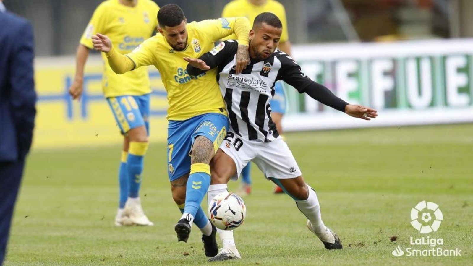 Gus Ledes protegeix una pilota davant la pressió d'un jugador de Las Palmas
