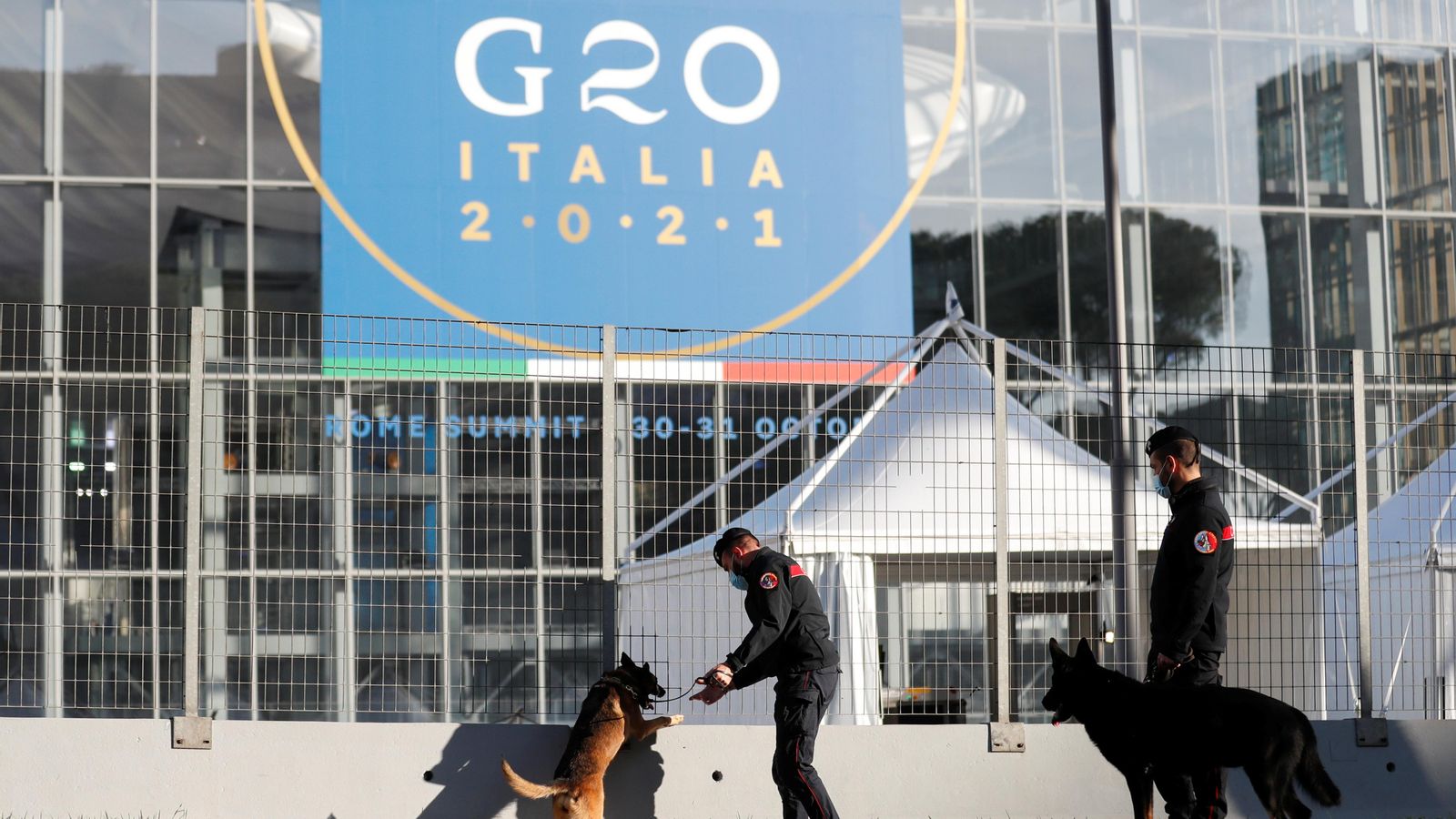 Agents de policia patrullen les instal·lacions que acullen la  cimera del G20