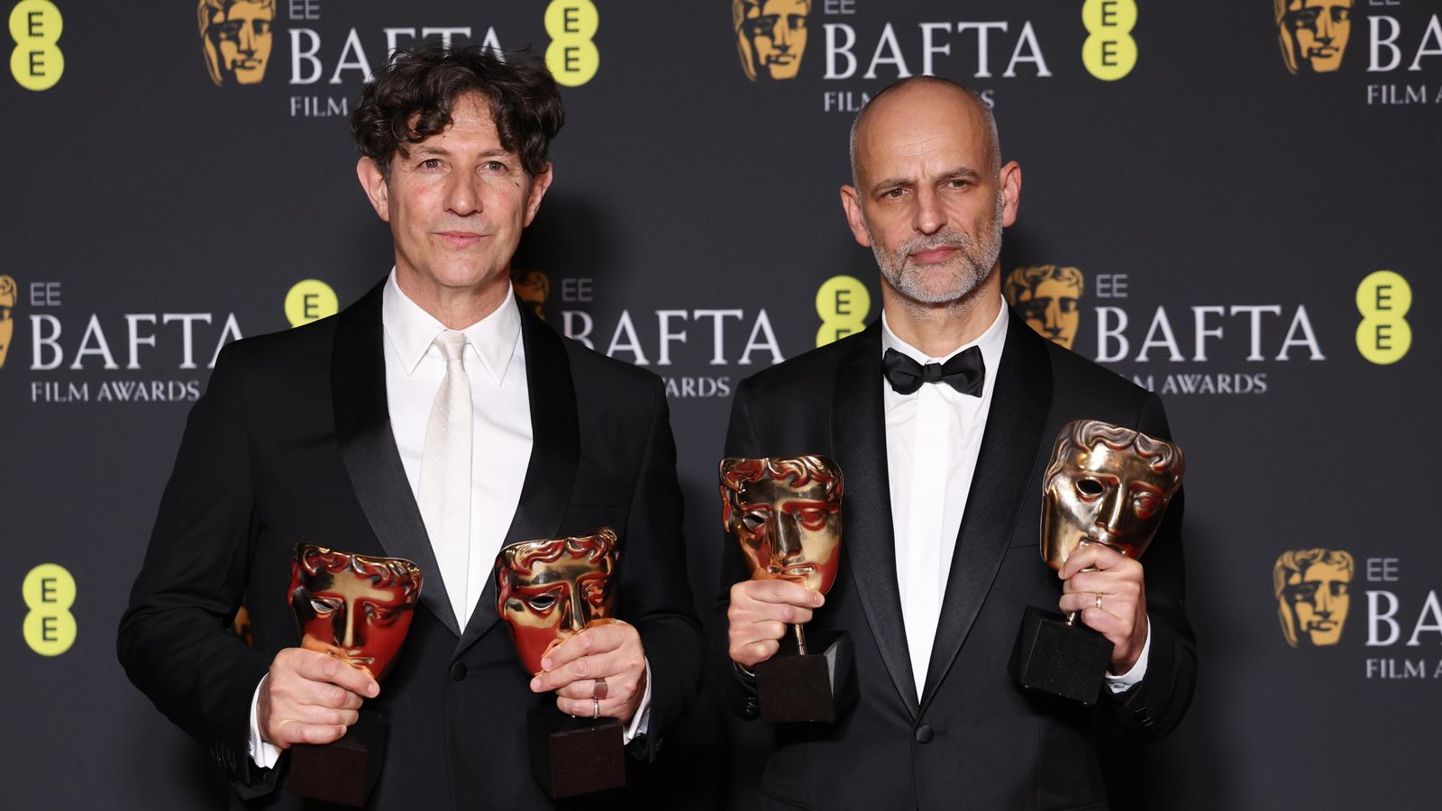 El director Jonathan Glazer i el productor James Wilson posem amb els premis Bafta que ha rebut 'La zona de interés'