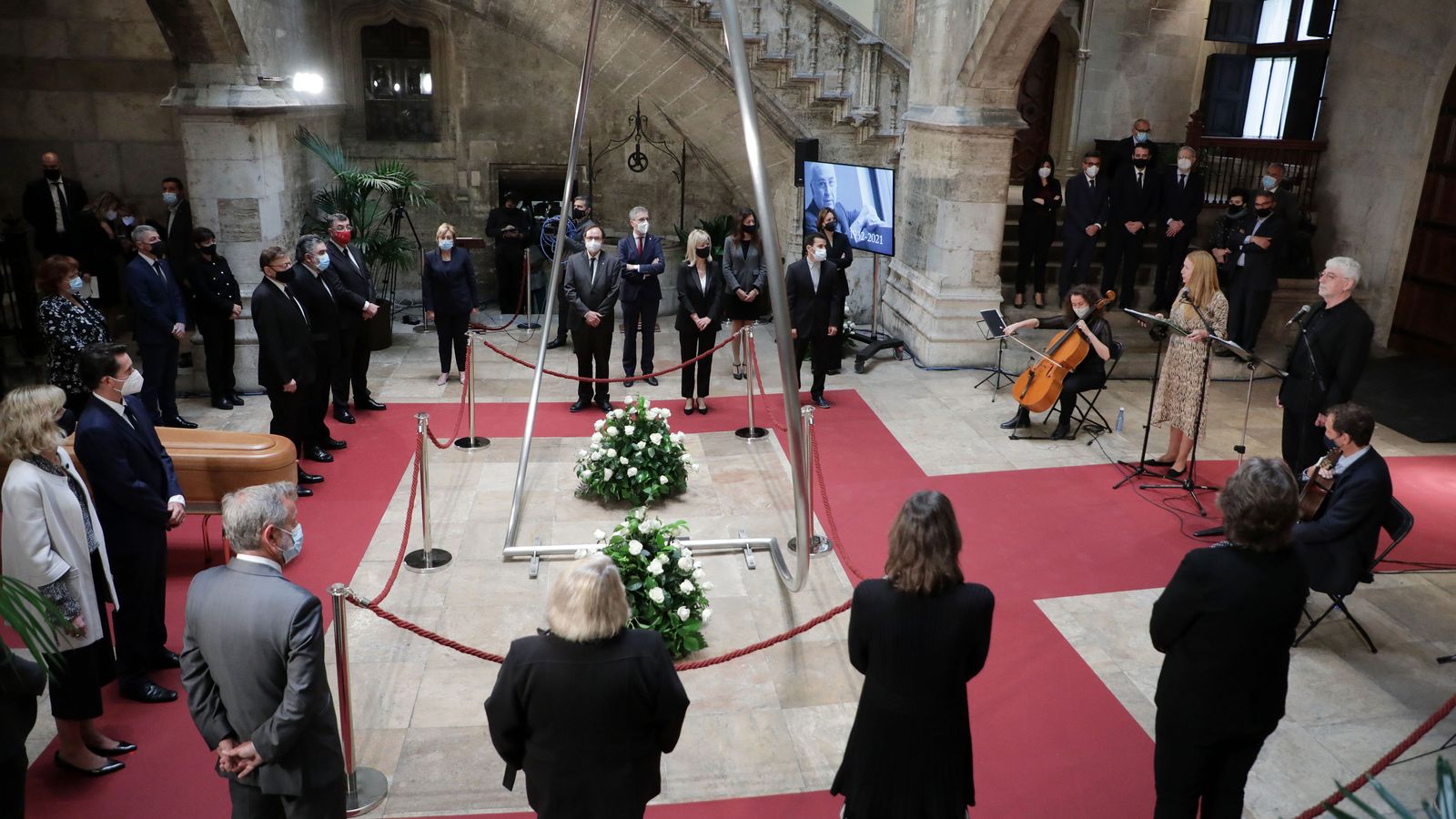 Família i autoritats reten homenatge al poeta