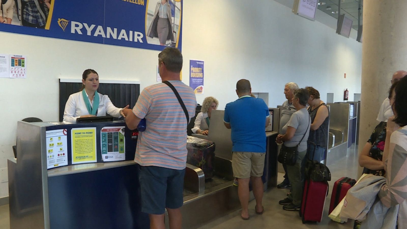 Un jutjat de la Comunitat Valenciana dona la raó a una família que no volia pagar per pujar les maletes de mà a l'avió