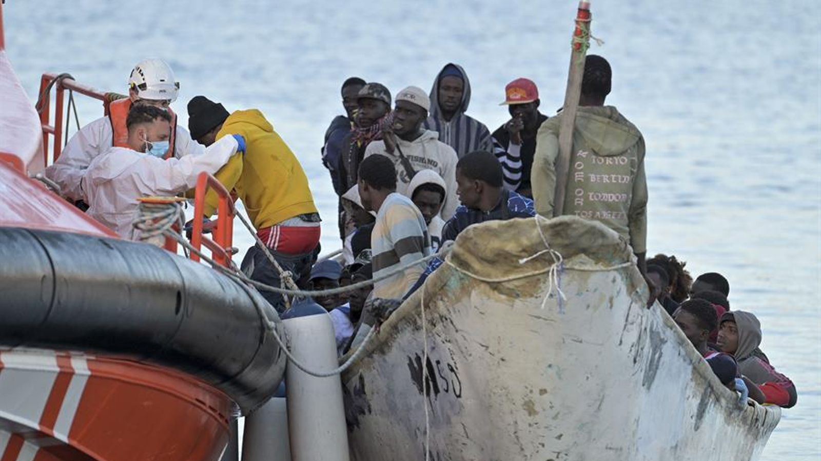 Una patrulllera de Salvament Marítim atén un grup de migrants a la illa del Hierro, el 26 de desembre