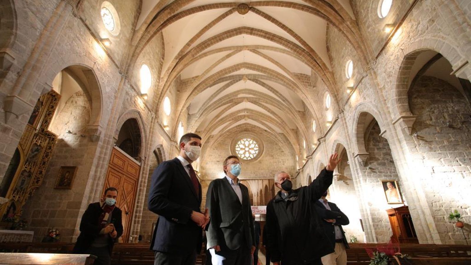 El president de la Generalitat, Ximo Puig, juntament amb José Manuel Prieto, alcalde de Gandia, i l'abat Àngel Saneugenio