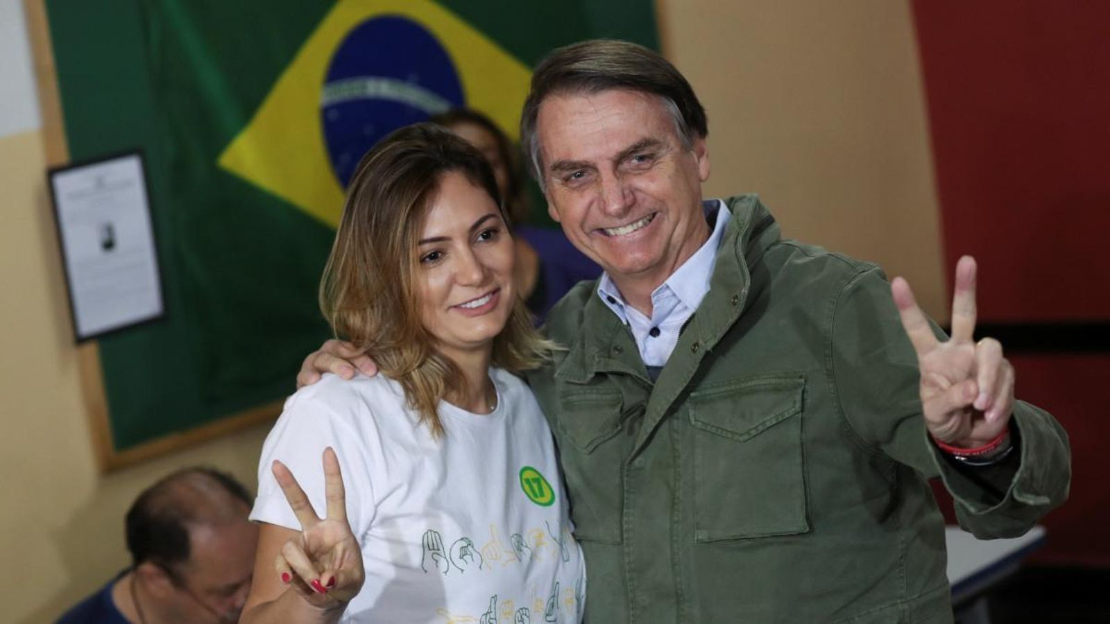 El líder del Partit Social Liberal, Jair Bolsonaro, posa amb la seua dona Michelle, després de votar a Rio de Janeiro