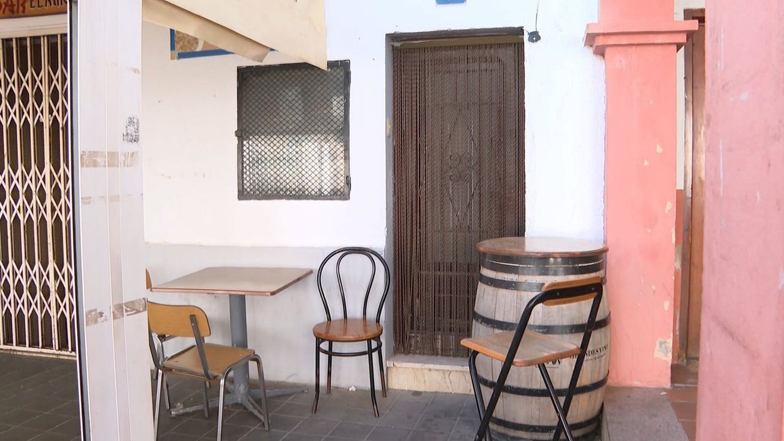 Una de les terrasses d'un bar a Gàtova, buida