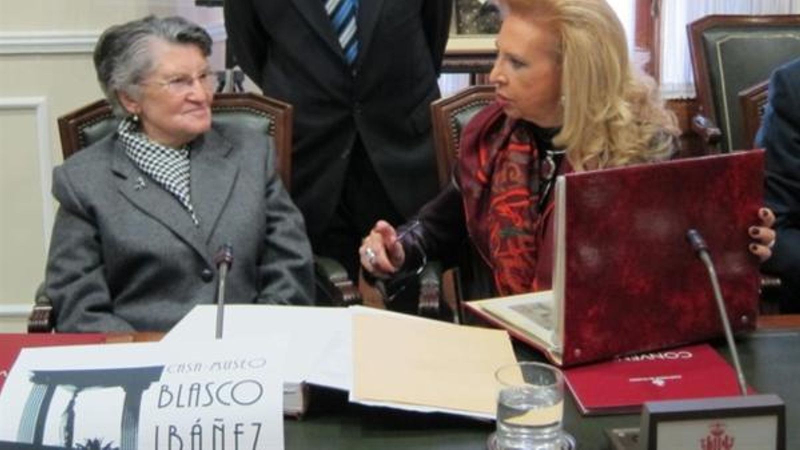 Imatge d'arxiu de la signatura del conveni entre l'Ajuntament i la fundació