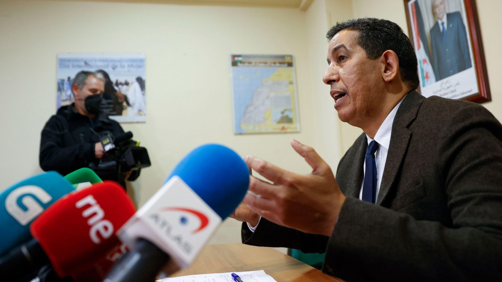El delegat del Frente Polisario a España, Abdulah Arabi, en la roda de premsa que ha oferit aquest dilluns