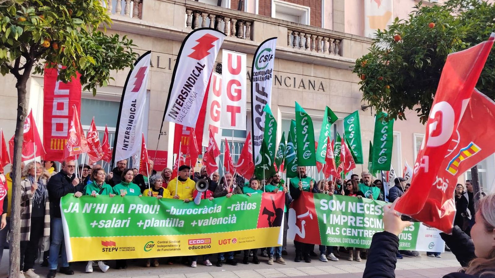 Manifestació a les portes de la seu de la Conselleria d'Educació a Castelló este dijous