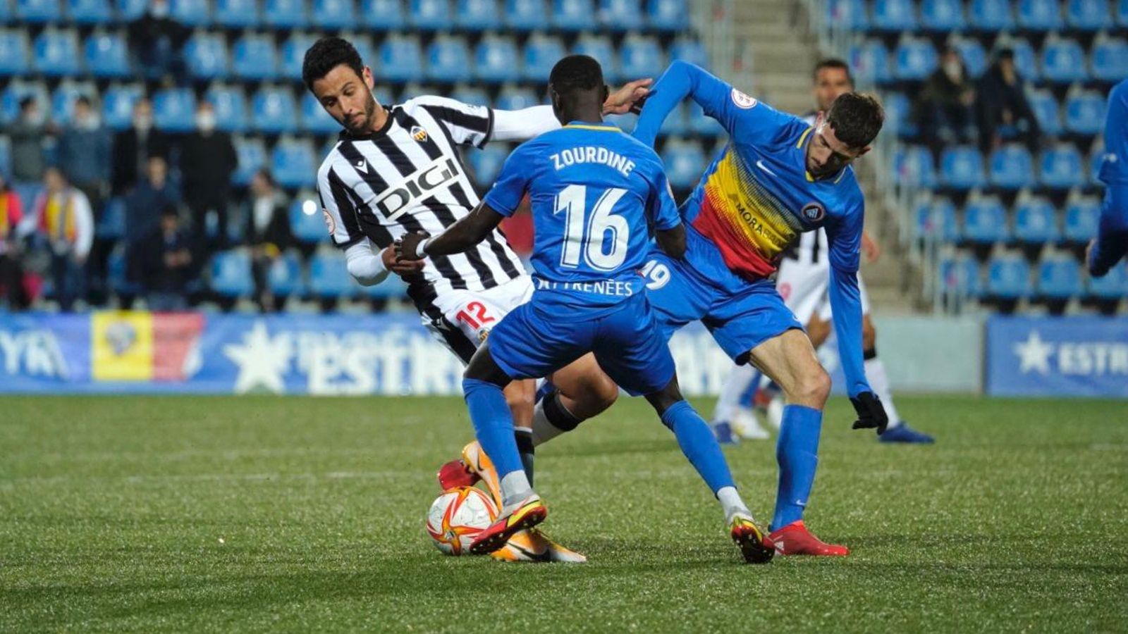 Esquerdo dribla dos jugadors de l'Andorra Esquerdo regateja dos jugadors de l'Andorra