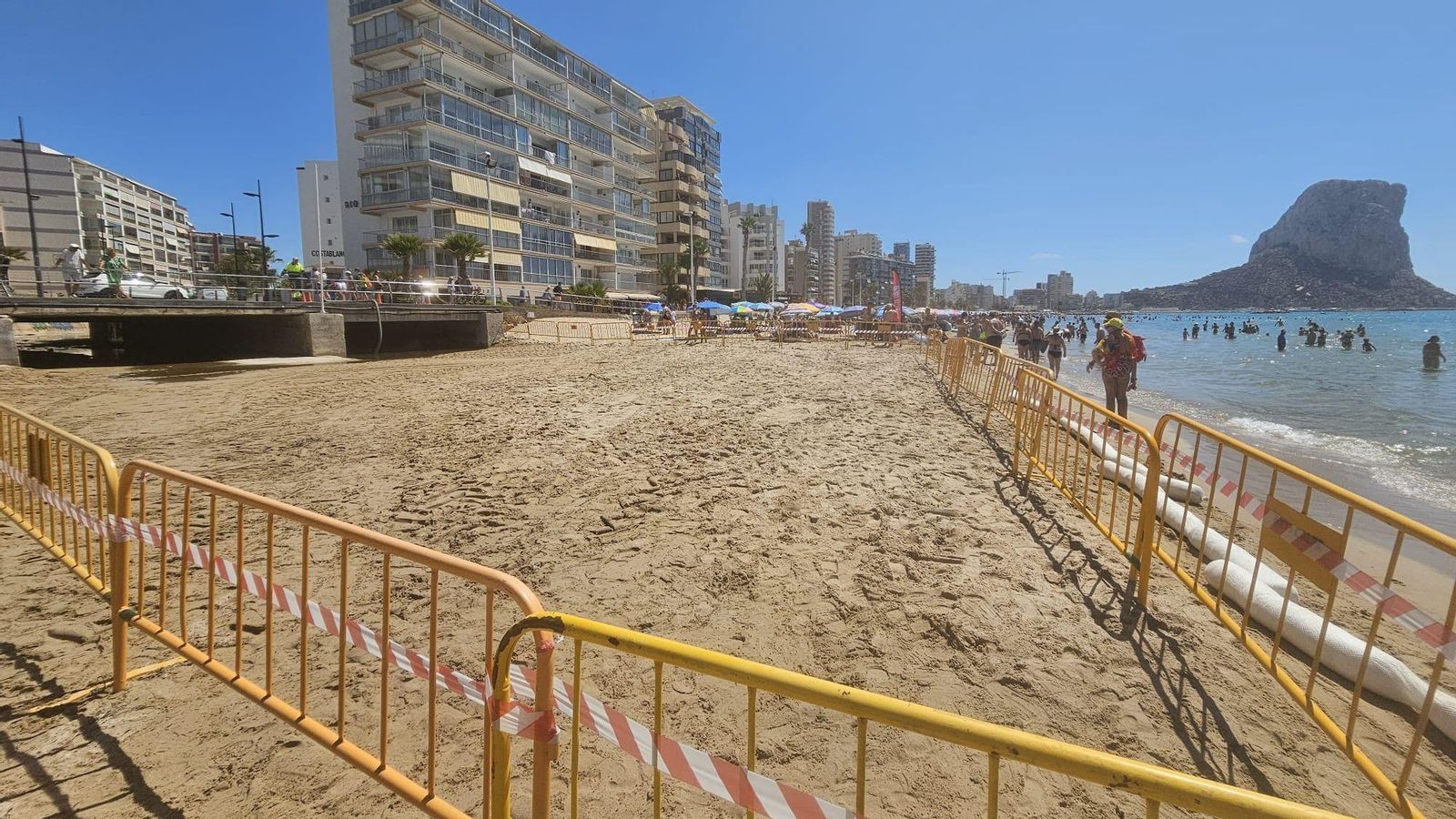 El tram de la platja de l'Arenal-Bol més pròxim al barranc que desemboca en eixe tram i que s'ha tancat este dijous El tram de la platja de l'Arenal-Bol més pròxim al barranc que desemboca en eixe tram i que s'ha tancat este dijous