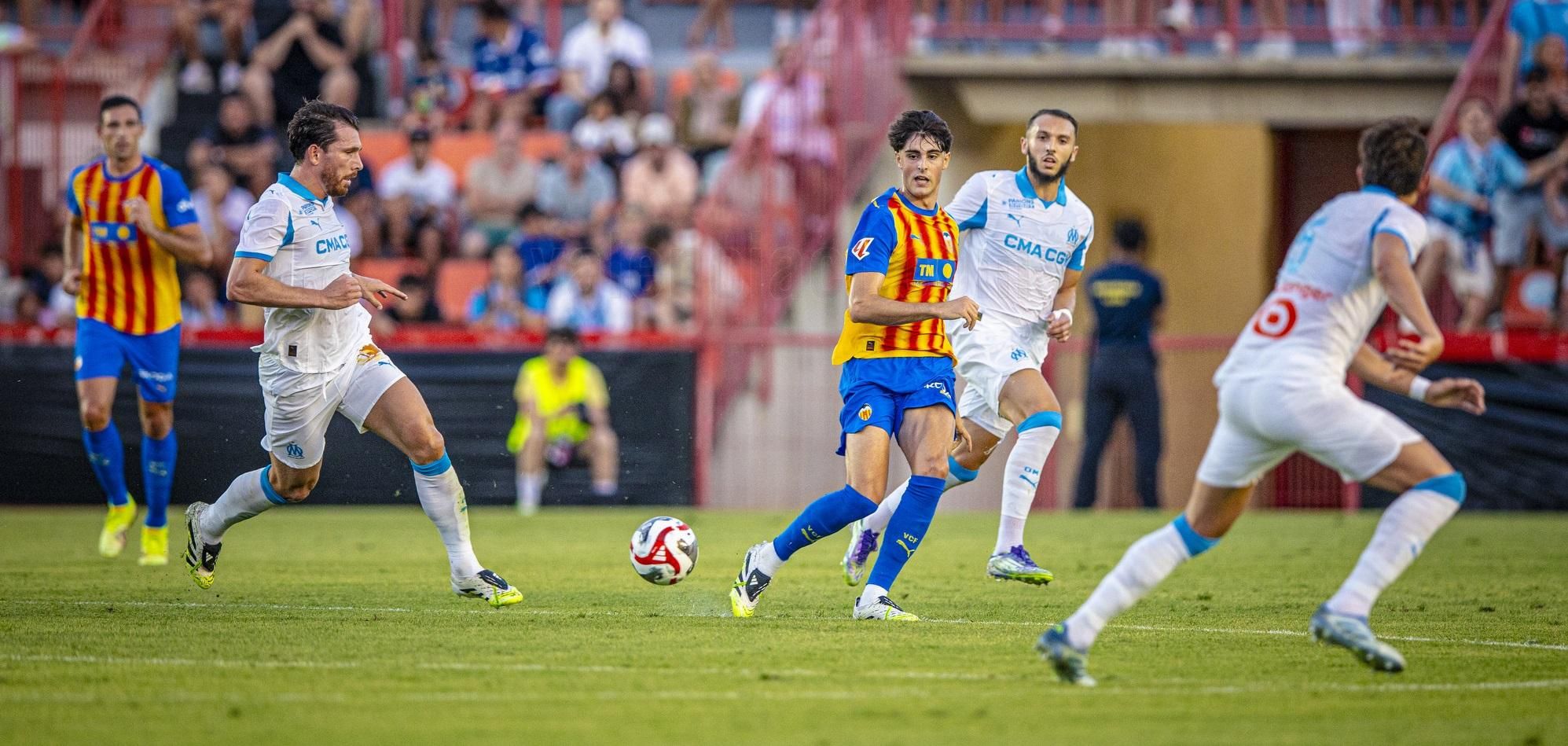 Javi Guerra fa una passada en el duel contra l'Olympique de Marsella