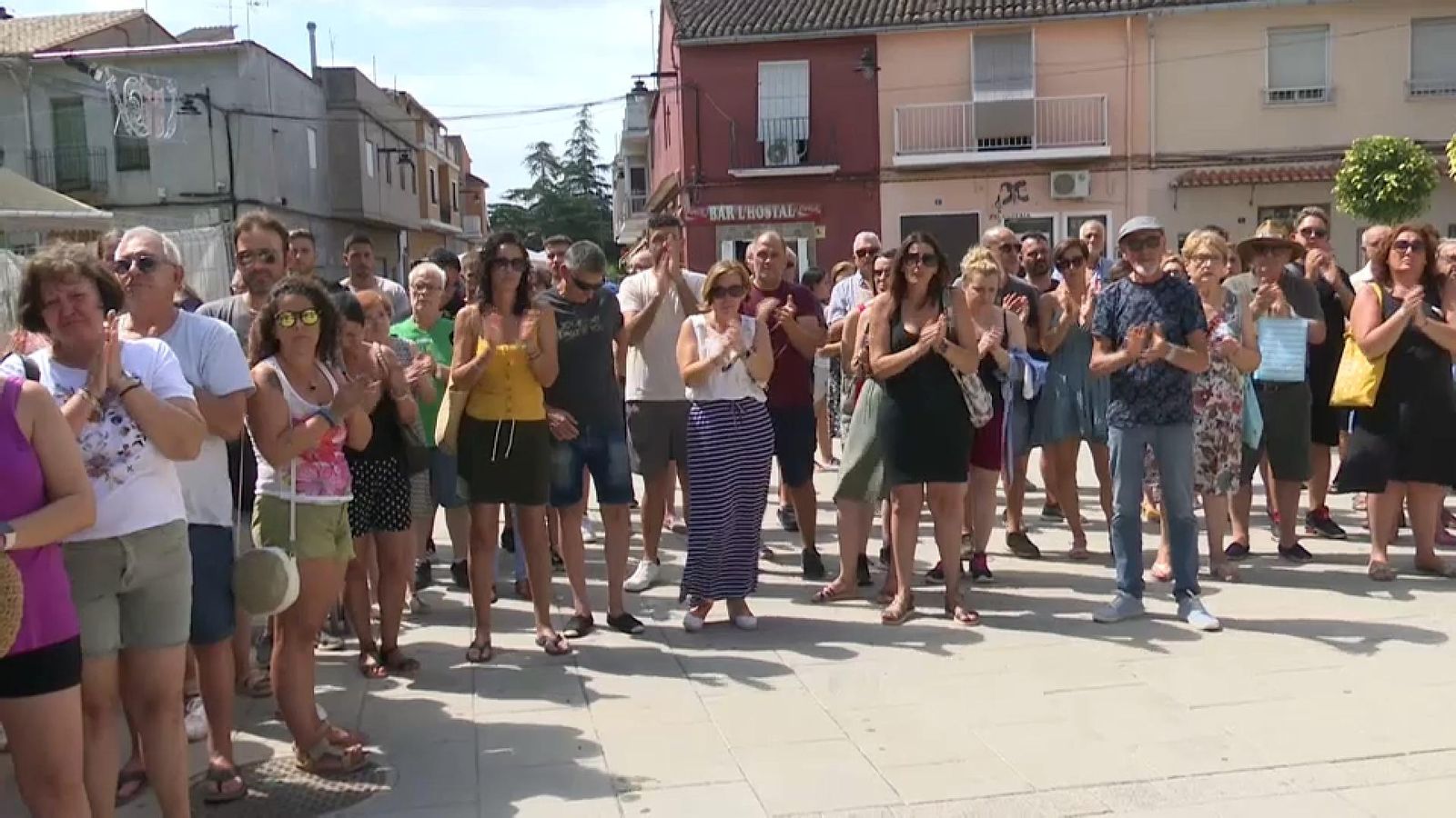 Part del veïnat concentrat junt a l'Ajuntament de Rafelguaraf, d'on eren originàries les tres víctimes
