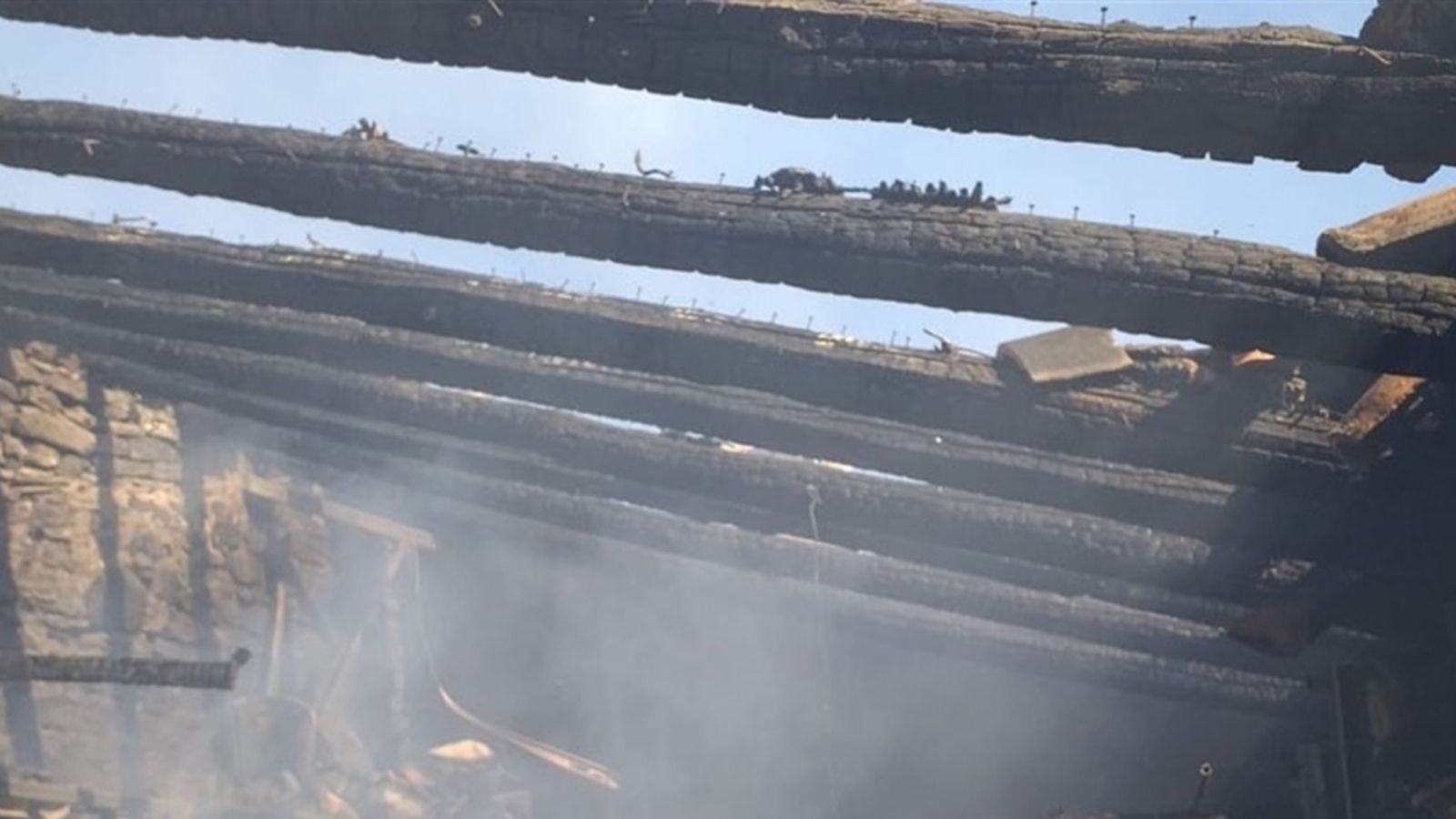 Un incendi destrueix una casa deshabitada a Benassal