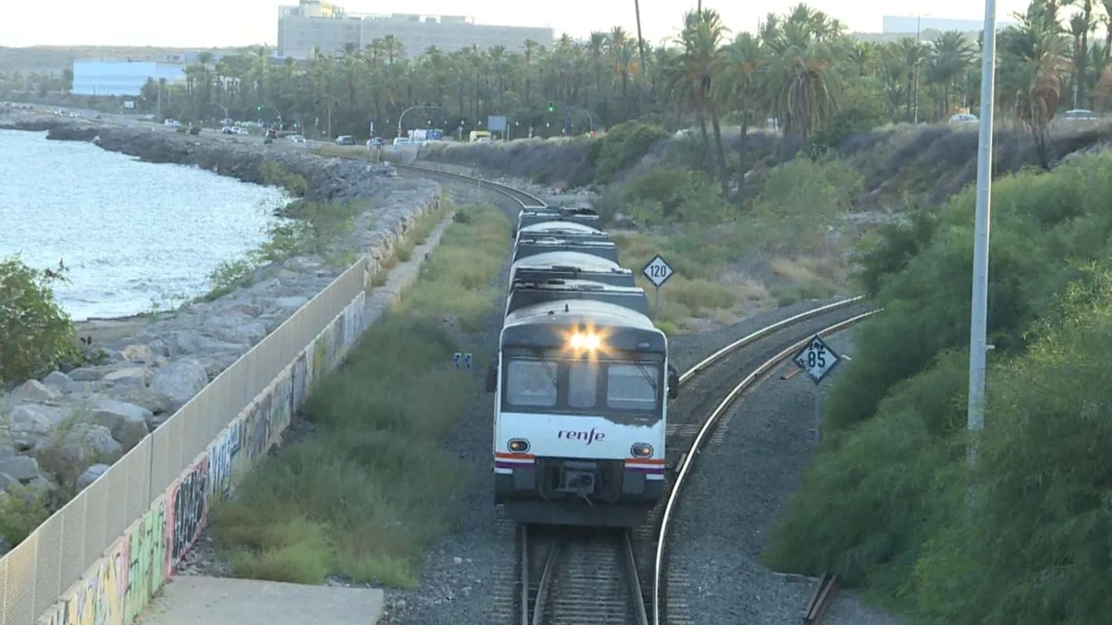Una imatge de les vies de tren al seu pas pel litoral sud d'Alacant, en arxiu