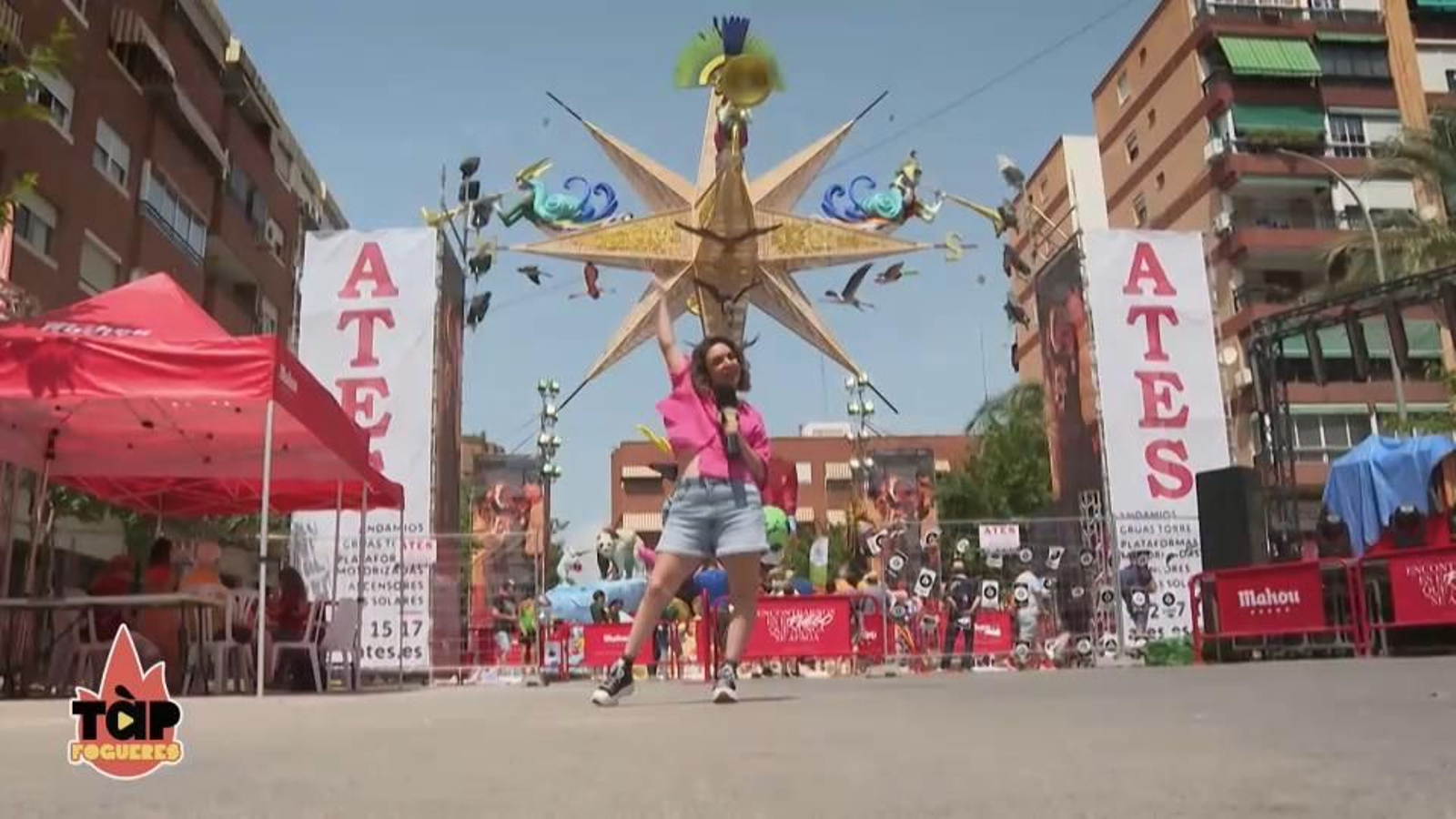 Maria Zamora visita els millors monuments de les Fogueres d'Alacant.