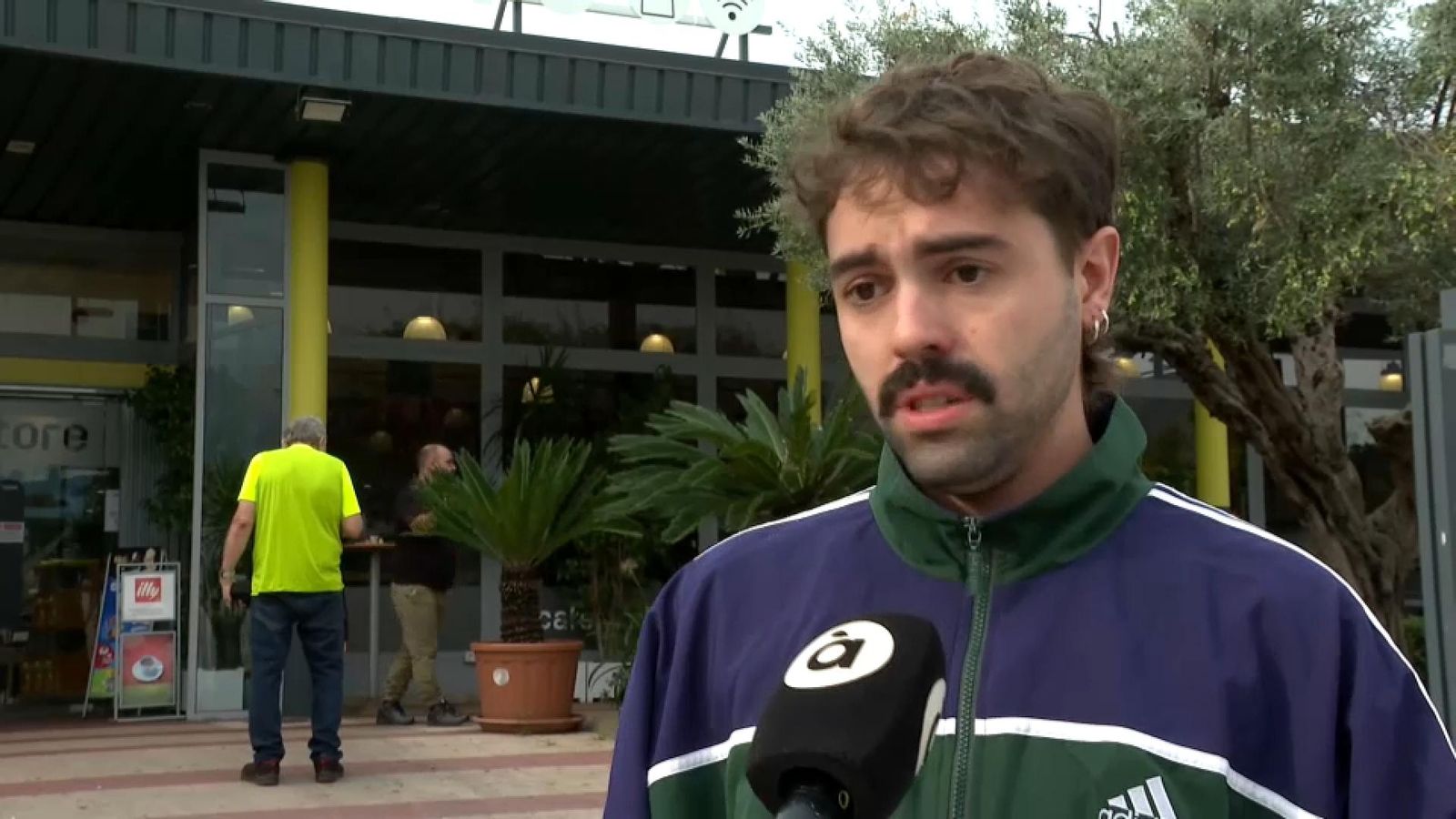 Un dels joves que ha hagut de passar la nit en un hotel en complicar-se la situació en l'AP-7