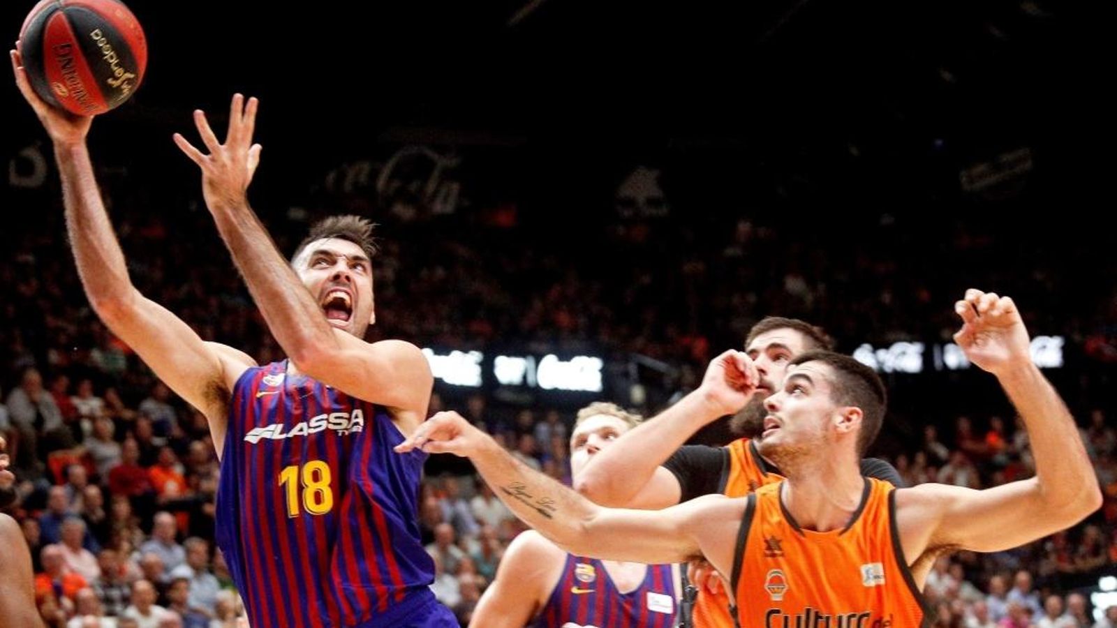 El barcelonista Pierre Oriola en una de les accions del partit. EFE