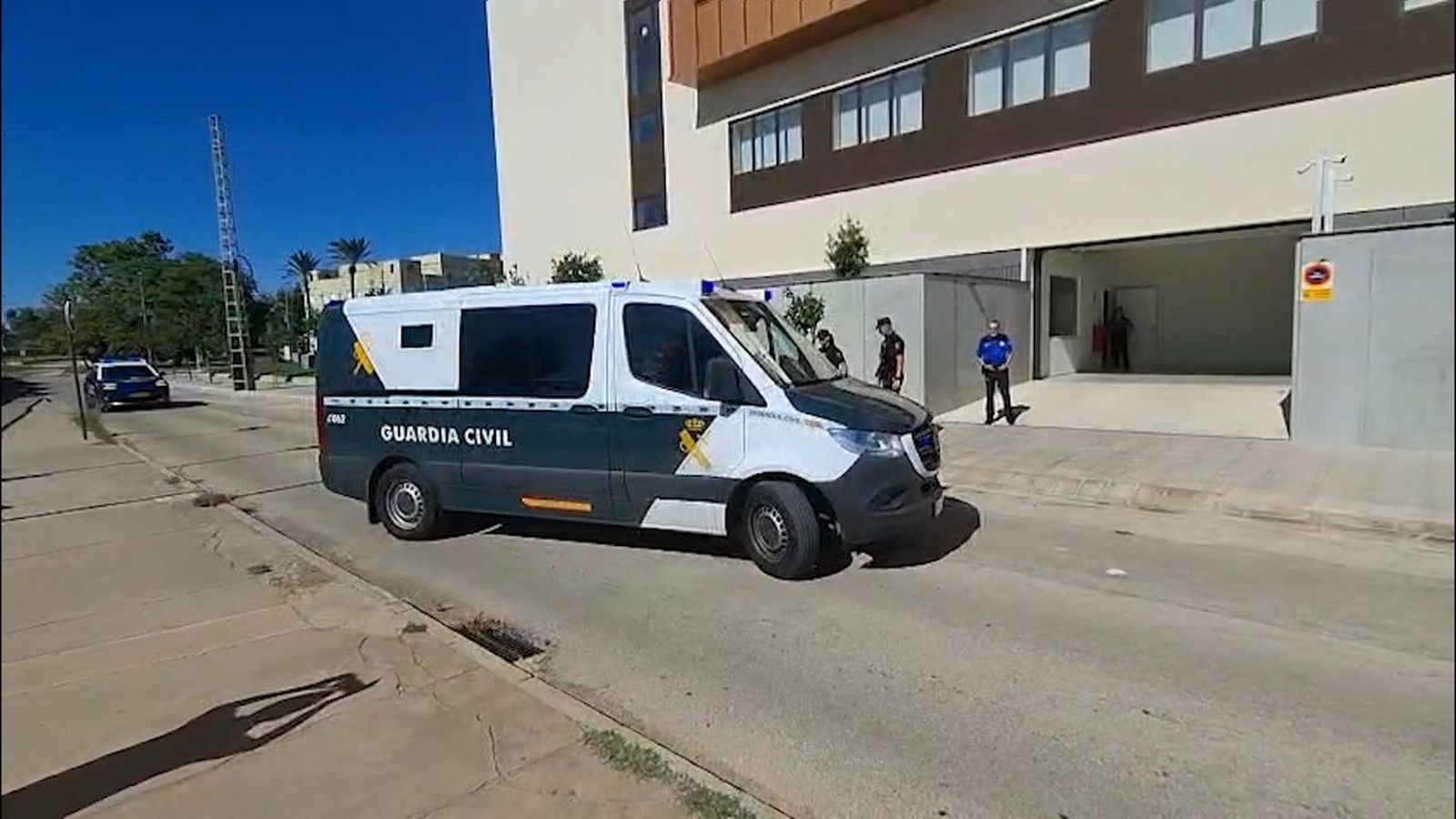 El vehicle que ha traslladat els tres detinguts a la presó de Picassent