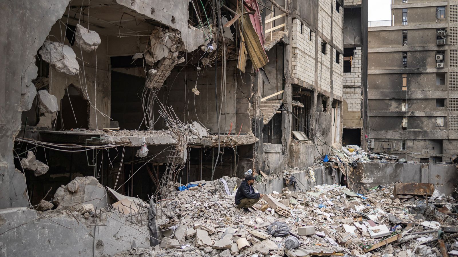 Un home entre les runes després d’un atac israelià a Beirut, malgrat l’alto el foc de deu dies entre el Líban i Israel