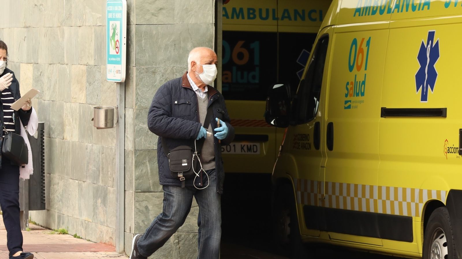 Un home amb mascareta entrant a l'Hospital Universitat Miguel Servet de Saragossa