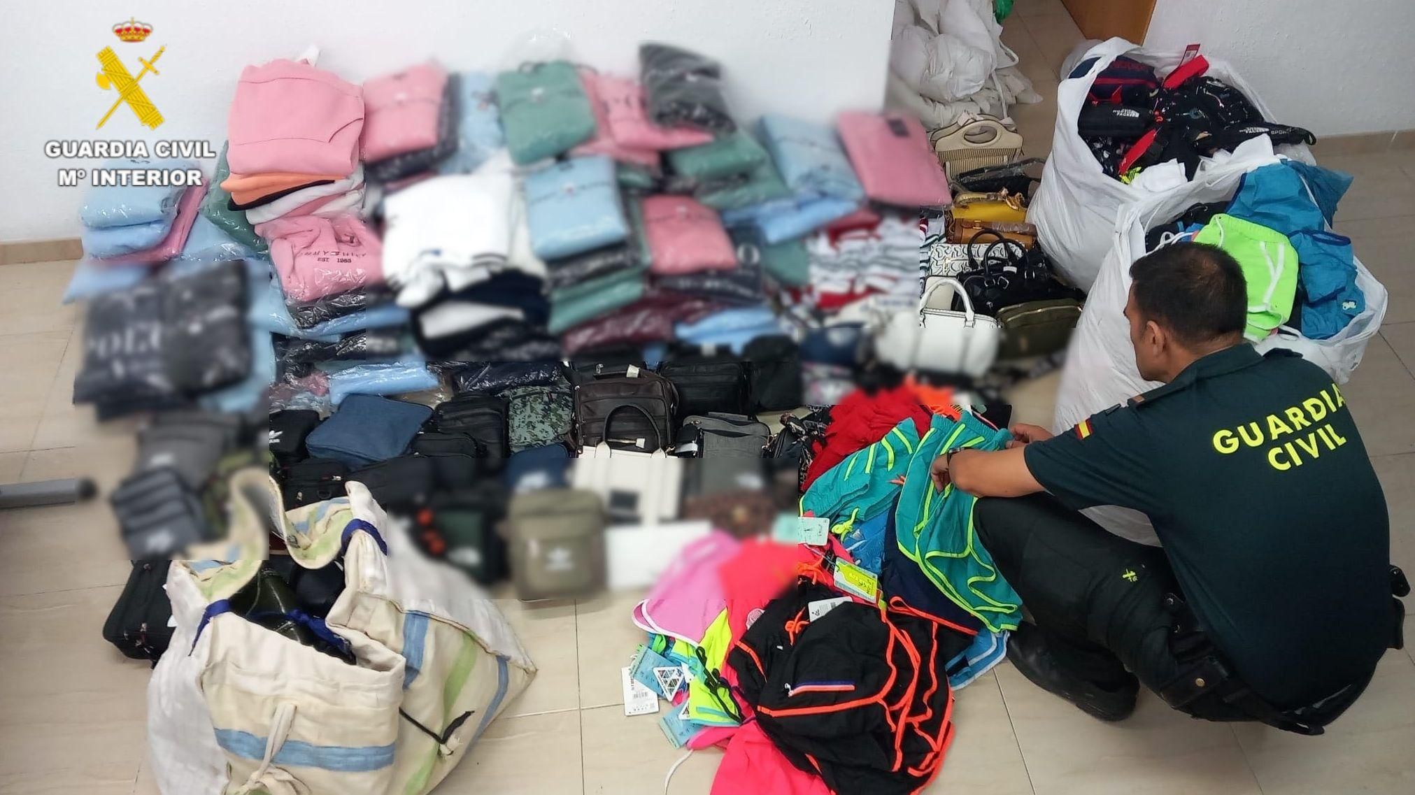 Algunes de les peces de roba i bosses confiscades i que anaven destinades al top manta d'Orpesa Algunes de les peces de roba i bosses confiscades i que anaven destinades al top manta d'Orpesa