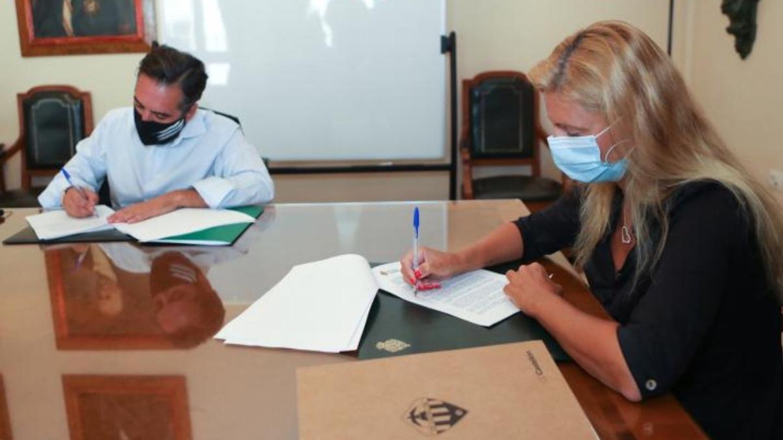 Amparo Marco i Vicente Montesinos signen el conveni