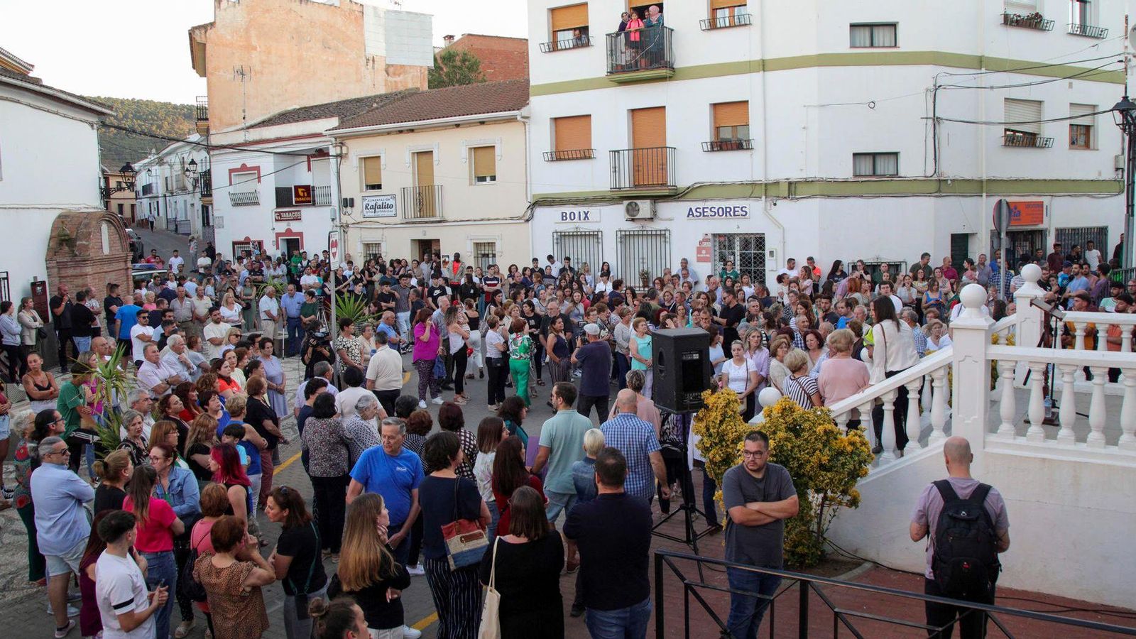 El veïnat de Zafarraya en una concentració de rebuig al crim masclista