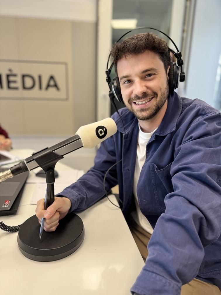 Javi González, copresenta el magazín de les vesprades d'À Punt Ràdio