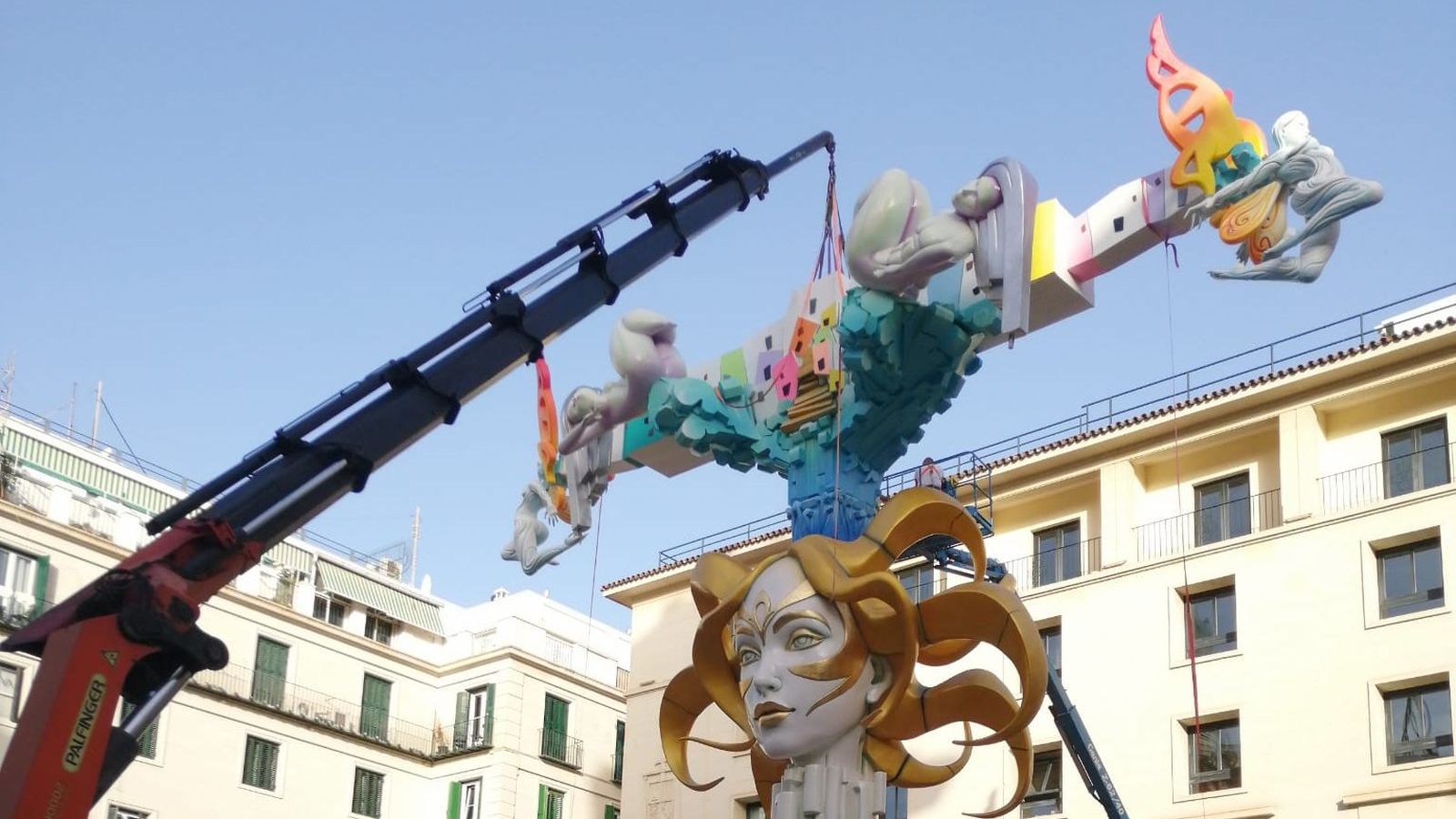 Colocació del remat de la foguera municipal de les Fogueres de 2026 d'Alacant