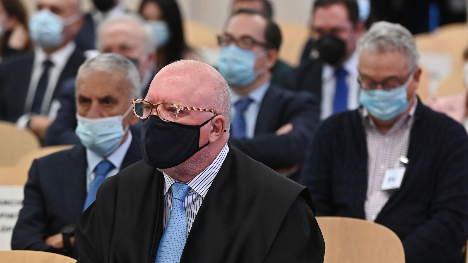 L'excomissari de la Policia Nacional, José Manuel Villarejo, en primera fila i amb toga a la banqueta dels acusats