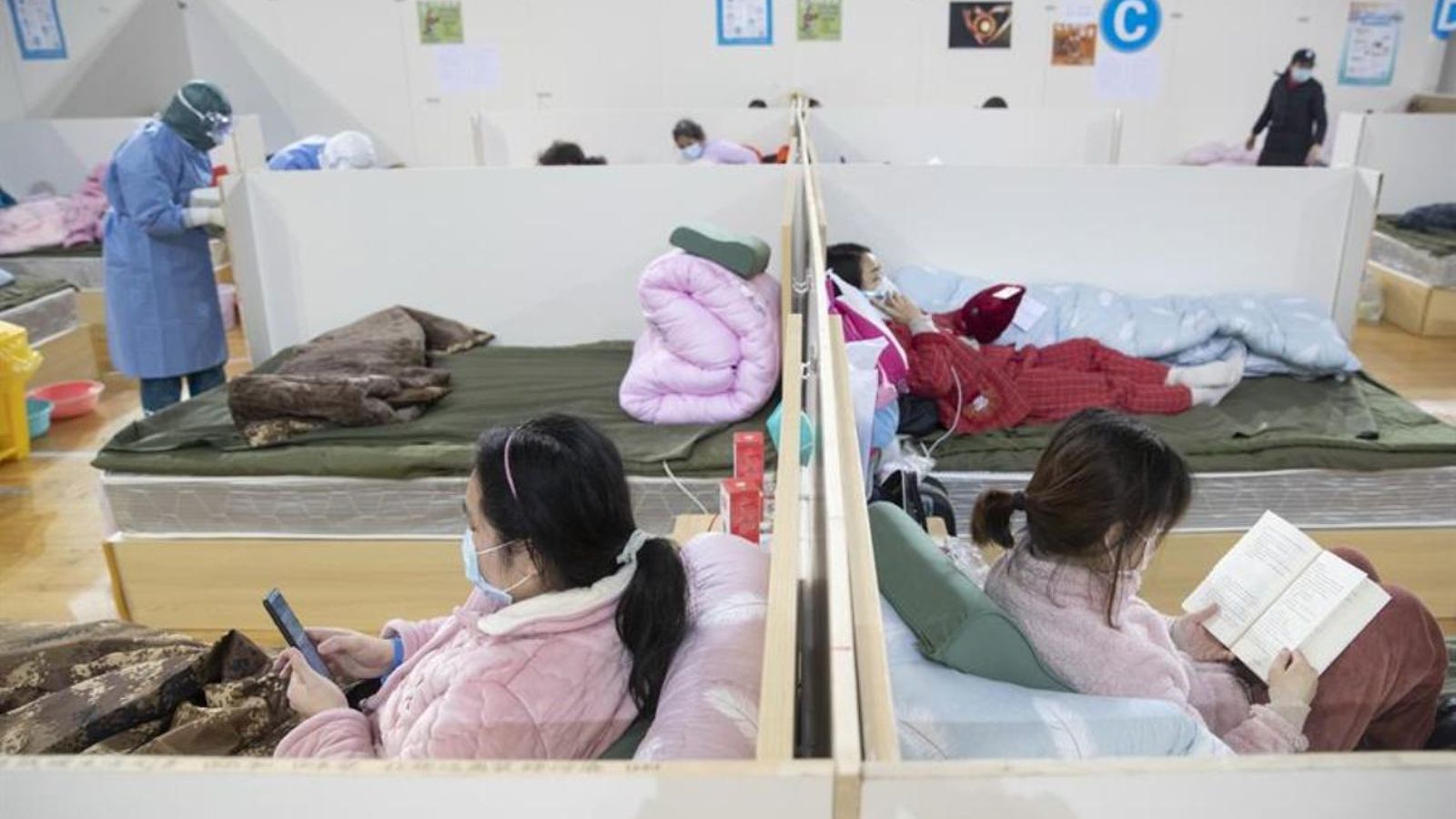 Els metges atenen als pacients en un hospital de Wuhan