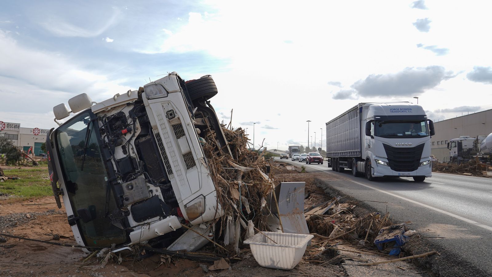 Un camió bolcat després del pas de la dana a Riba-roja de Túria