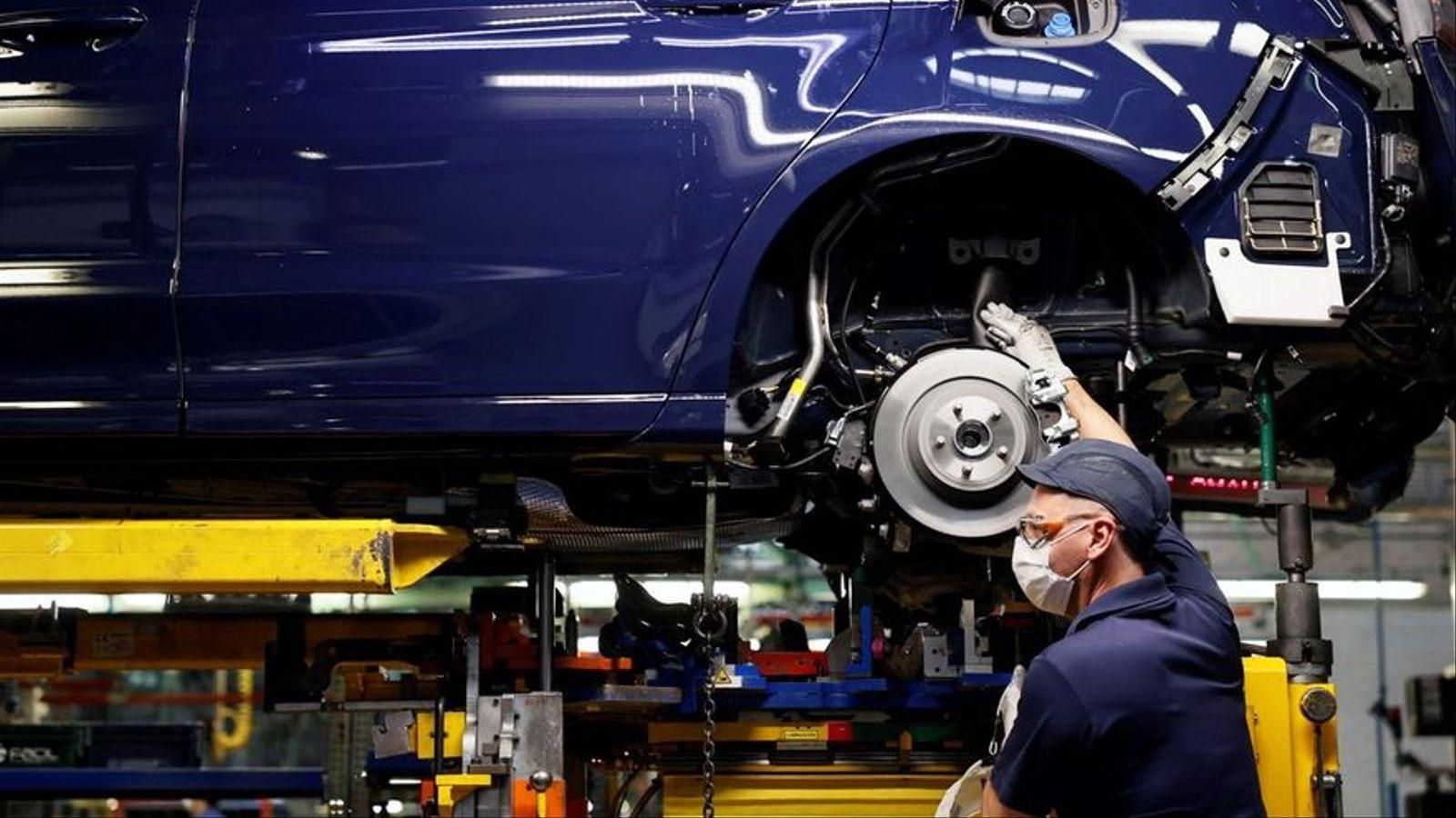 Un treballador a la planta de Ford d'Almussafes en una imatge d'arxiu / Biel Aliño (Efe)