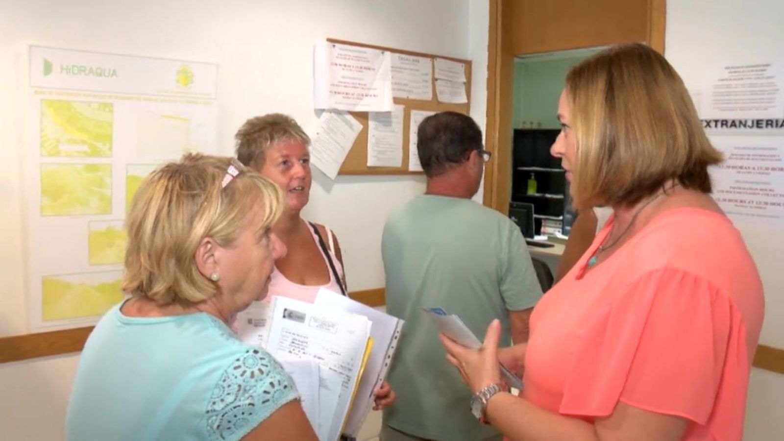 Els estrangers que vulguen votar cal que tinguen tramitada la residència internacional i que hi manifesten voluntat
