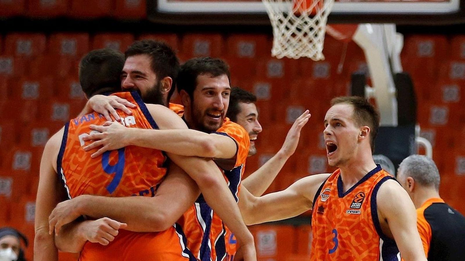 Els taronja celebren la victòria contra el Maccabi