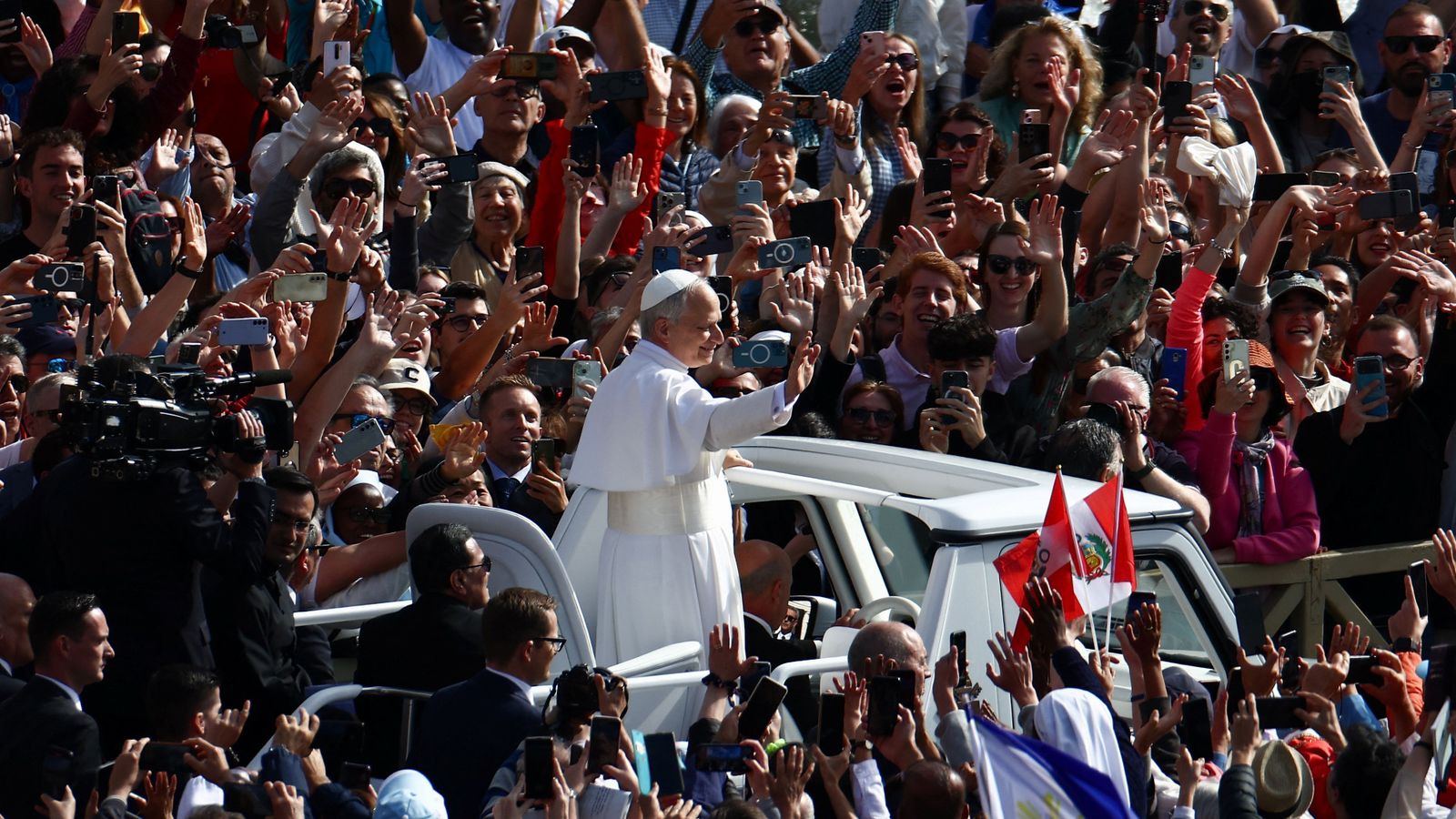 El pontífex ha fet un recorregut de vora mitja hora en el papamòbil, en què ha estat saludant els fidels