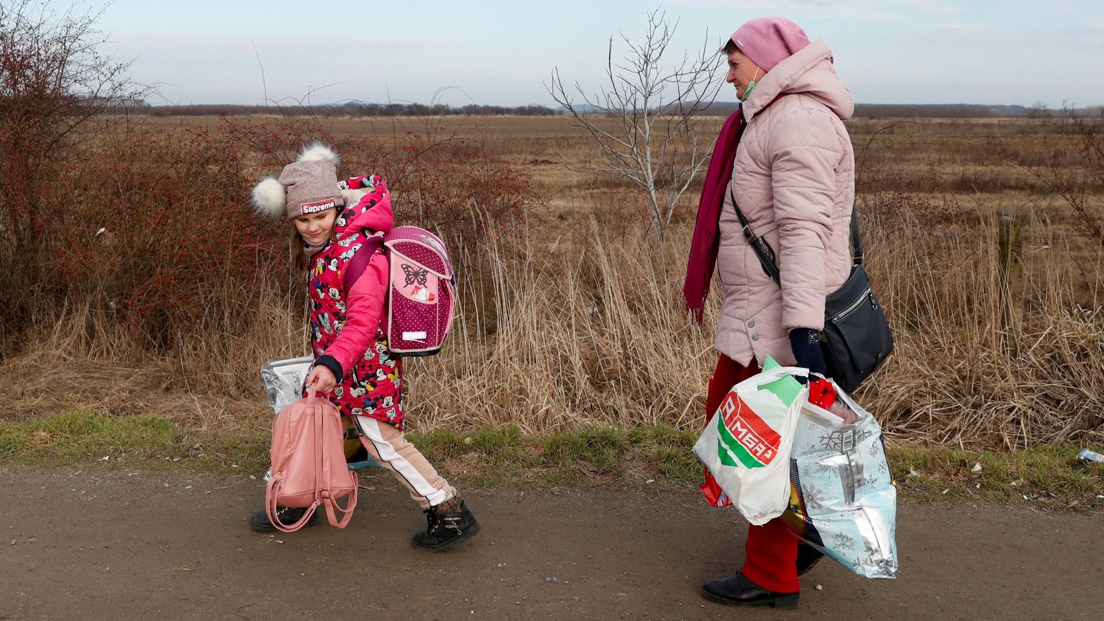 Una xiqueta fuig amb sa mare buscant una segura a Ucraïna