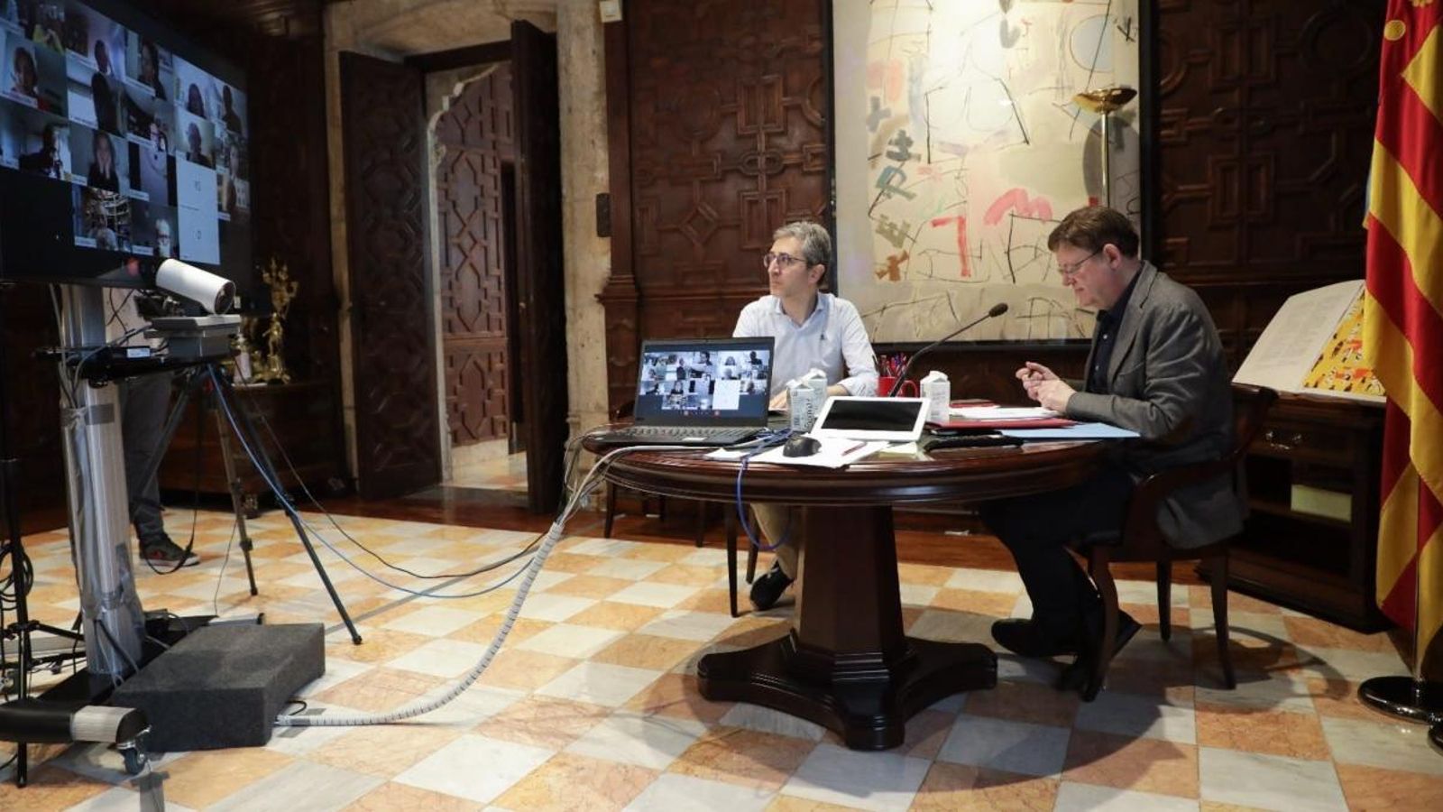 Ximo Puig i Arcadi España durant una reunió amb el comité de veus expertes en Covid-19